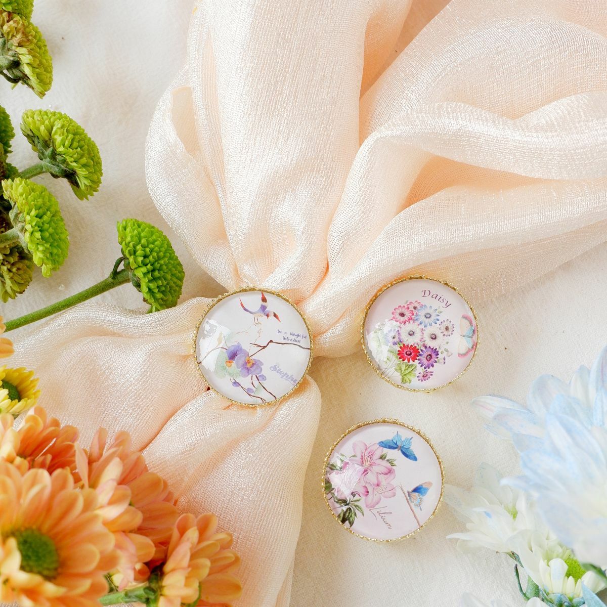 果果 米黃色亞麻圍巾配金色大三環蘭花絲巾扣套裝