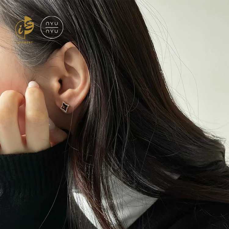 🇰🇷 Nyunyu 輕奢小珍珠閃星耳環 白/黑