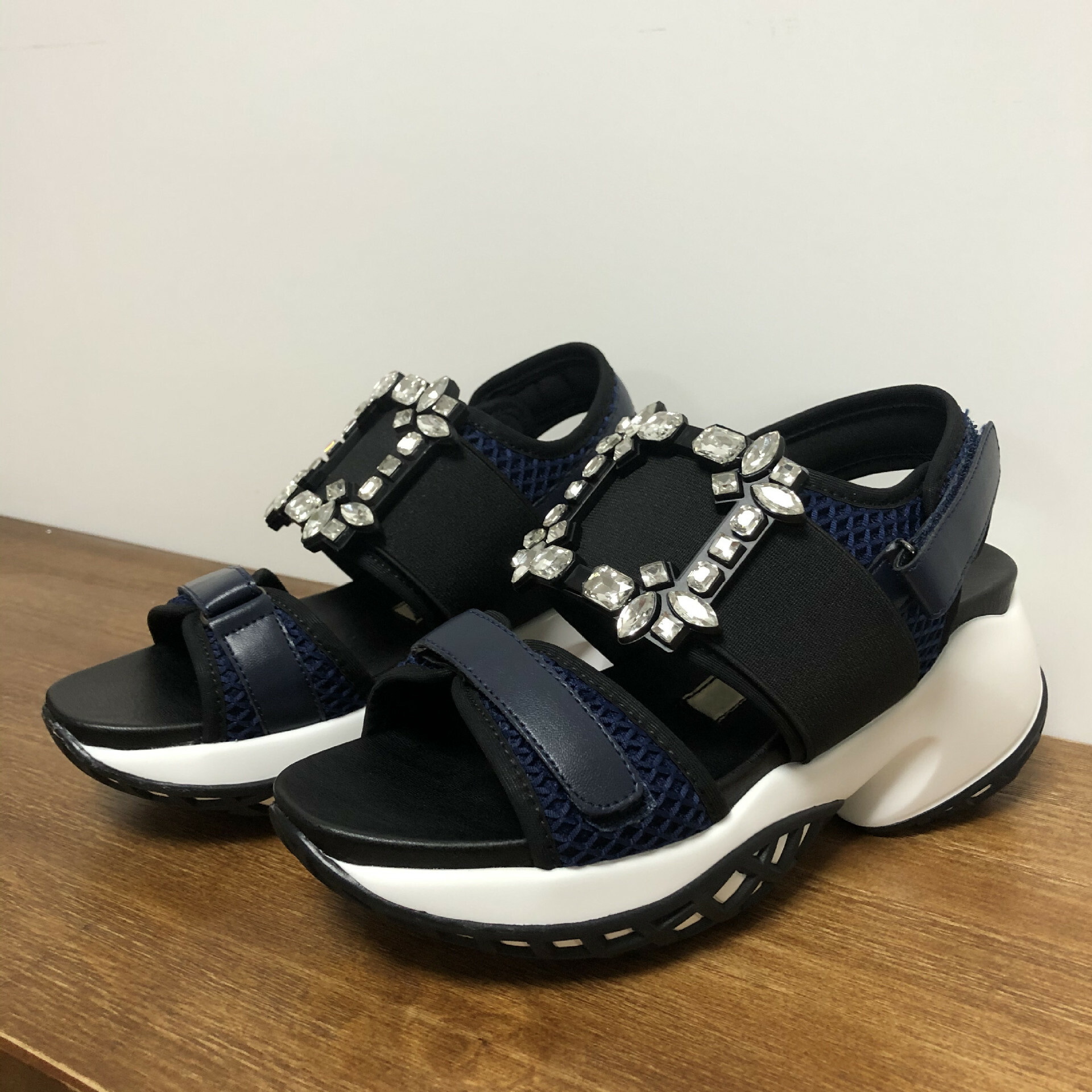 水鑽方釦厚底涼鞋/鬆糕鞋(34-40)(白/黑/黑白/粉/深藍)