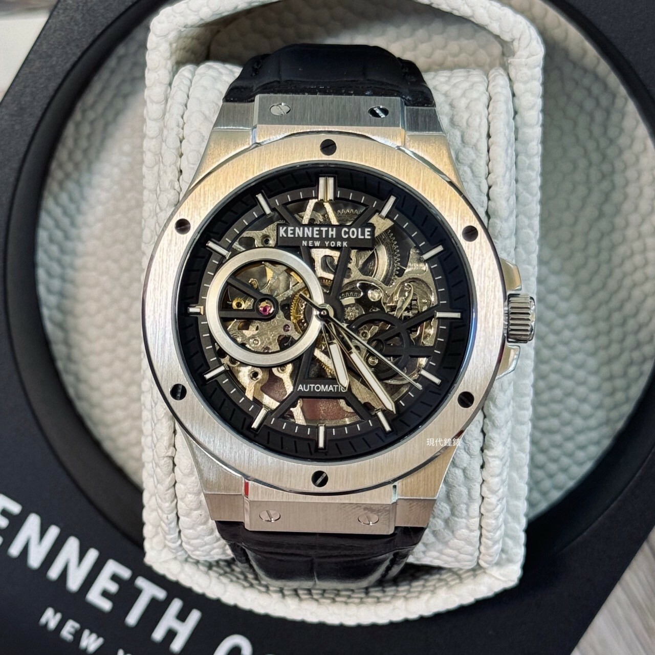【KENNETH COLE】 鏤空機芯機械男錶KCWGE0033505 43mm 現代鐘錶