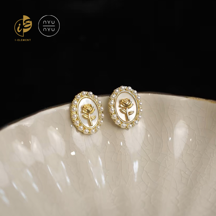 🇰🇷 Nyunyu 英式浮雕花朵耳環 白/黑