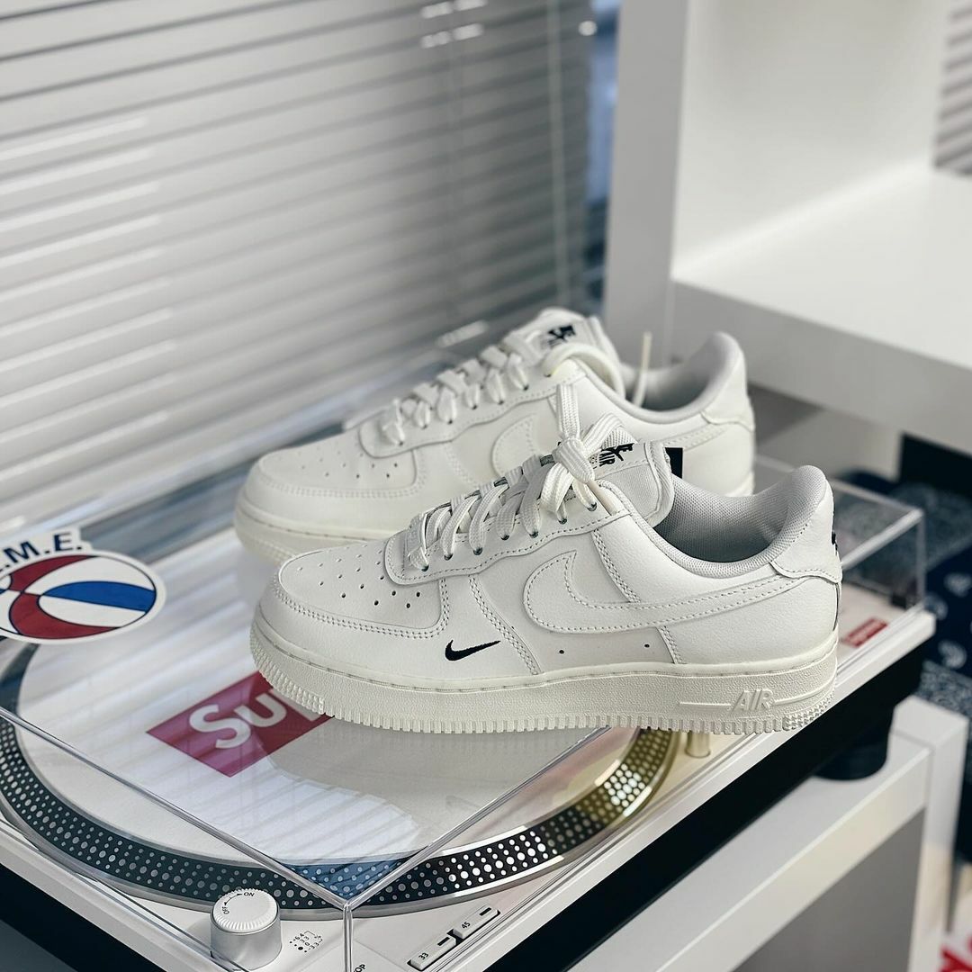 NIKE AIR FORCE 1 AF1 奶油白黑刺繡小勾復古女鞋