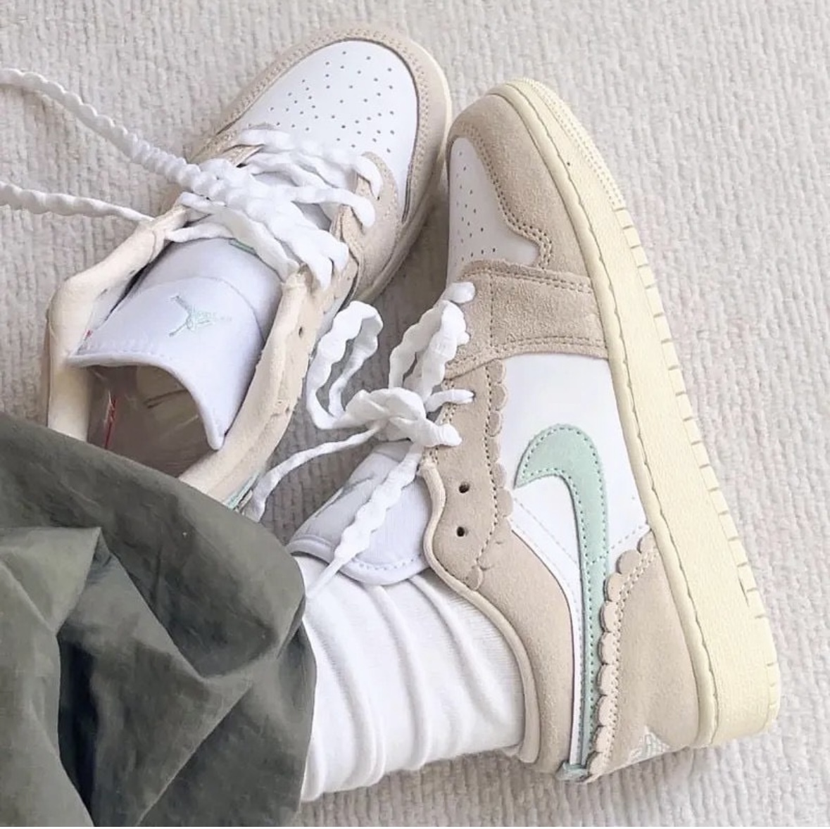 Nike Air Jordan 1 燕麥波浪 波浪鞋帶 復古 麂皮 大童款 DZ5356-800/預購