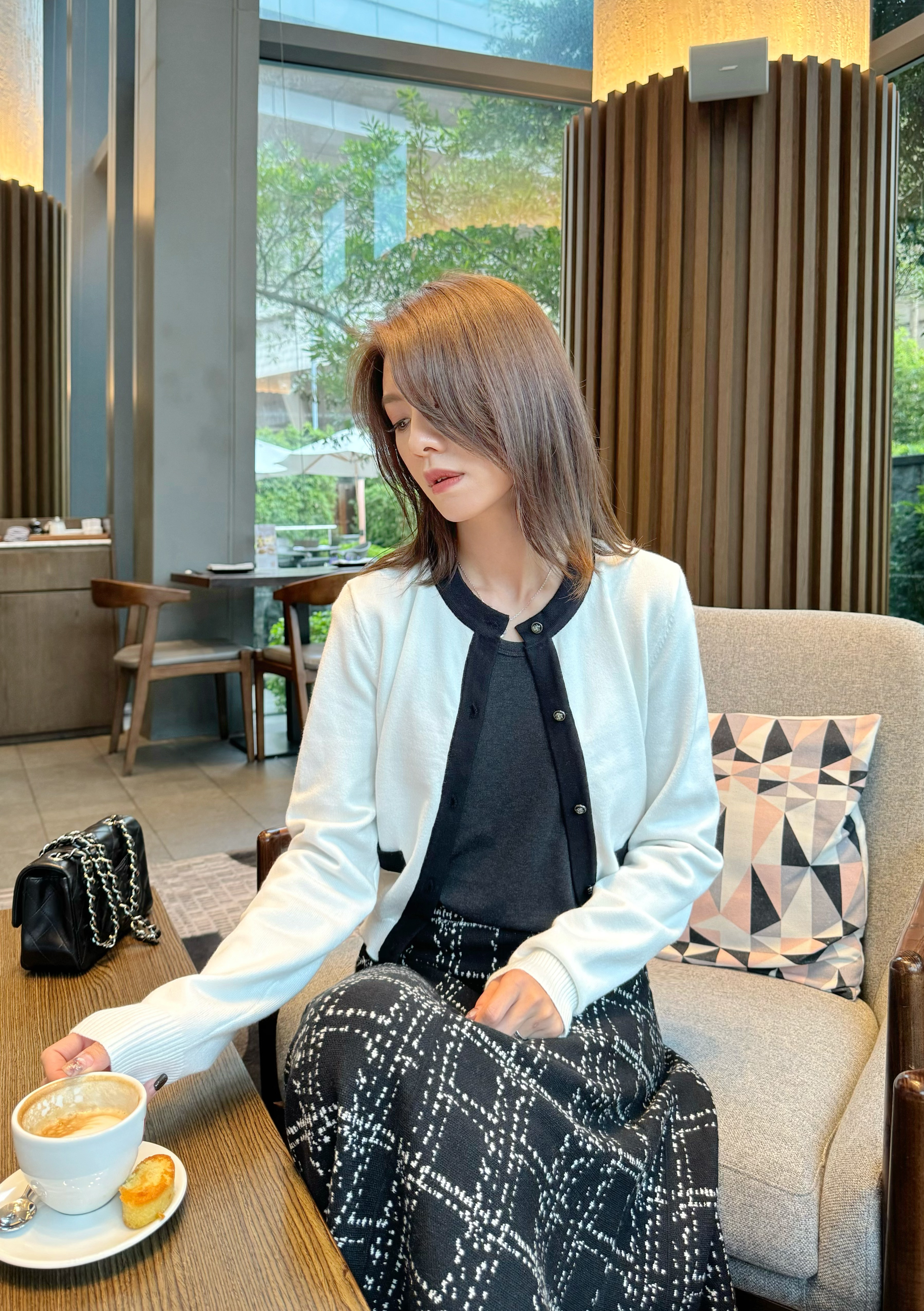 Contrasting Trim Cardigan_KN243L06