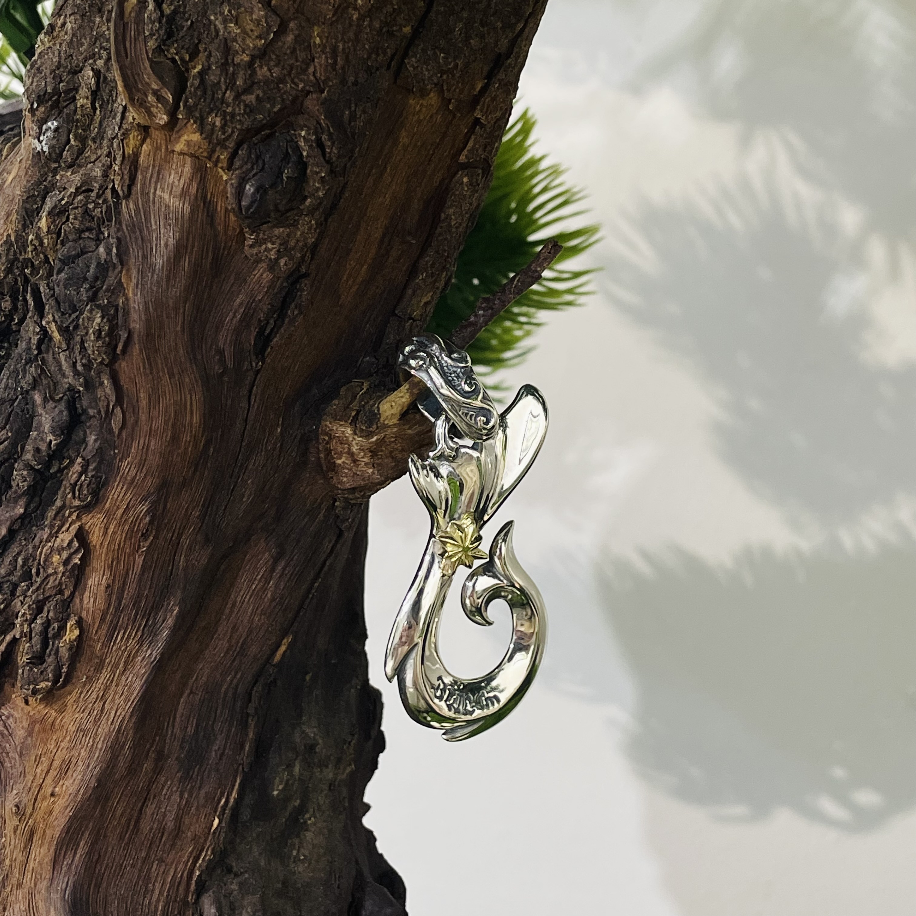 PN1039/C Custom Whale's Tail Fish Hook (med)