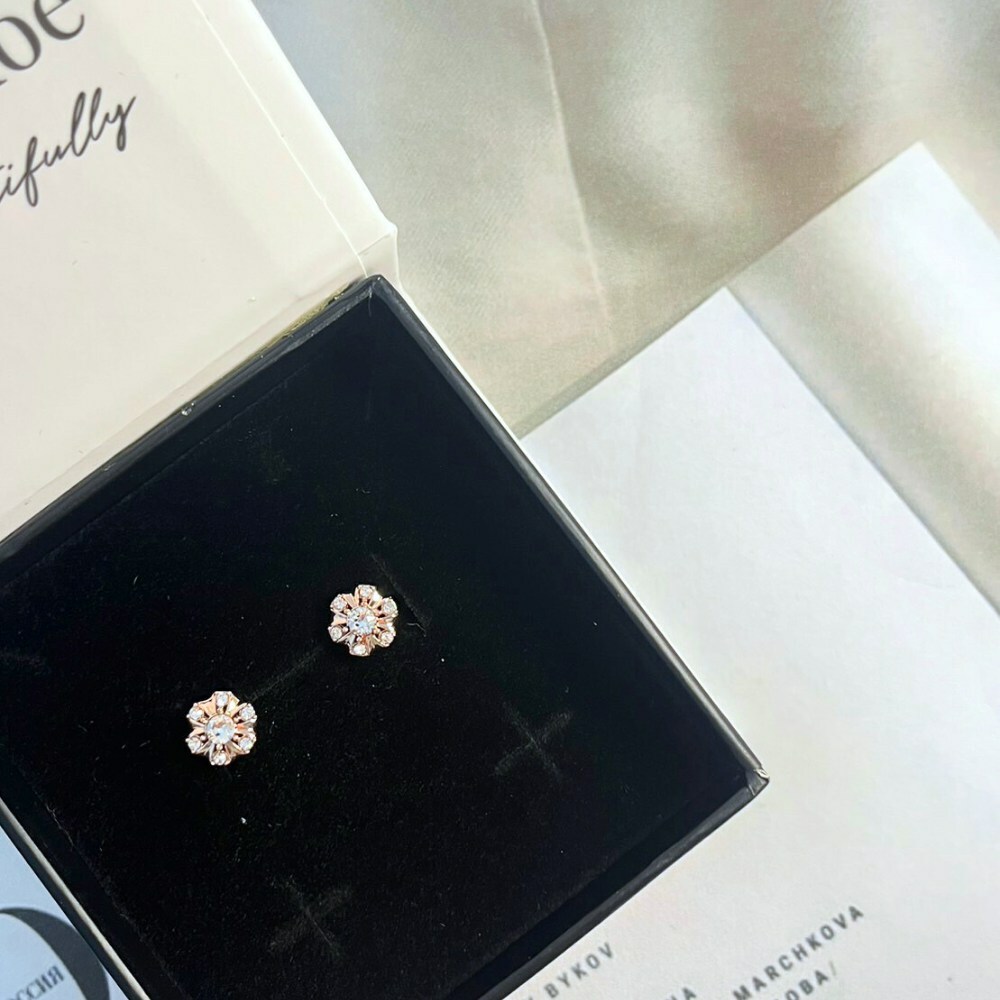 Cate&Chloe Faye 18K鍍金精緻小花朵水晶耳環