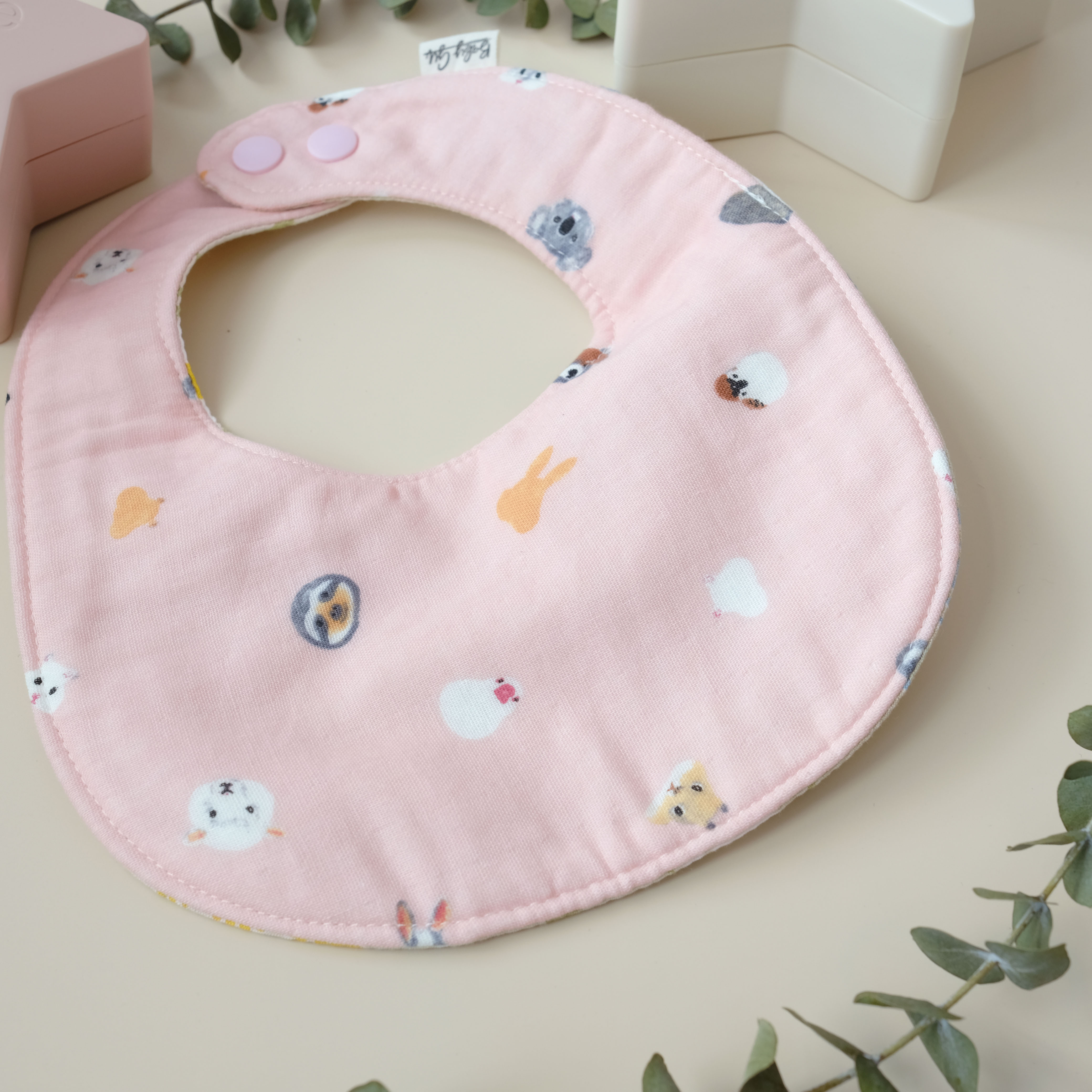 綠底白粉花/粉底動物口水肩