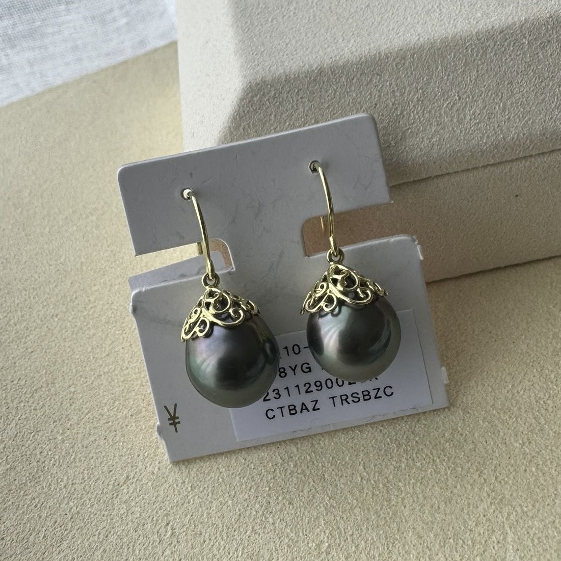 8. 大溪地吊款耳環（茄子型、帶紫綠色）10-11mm