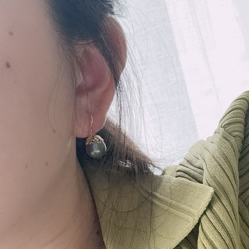 8. 大溪地吊款耳環（茄子型、帶紫綠色）10-11mm