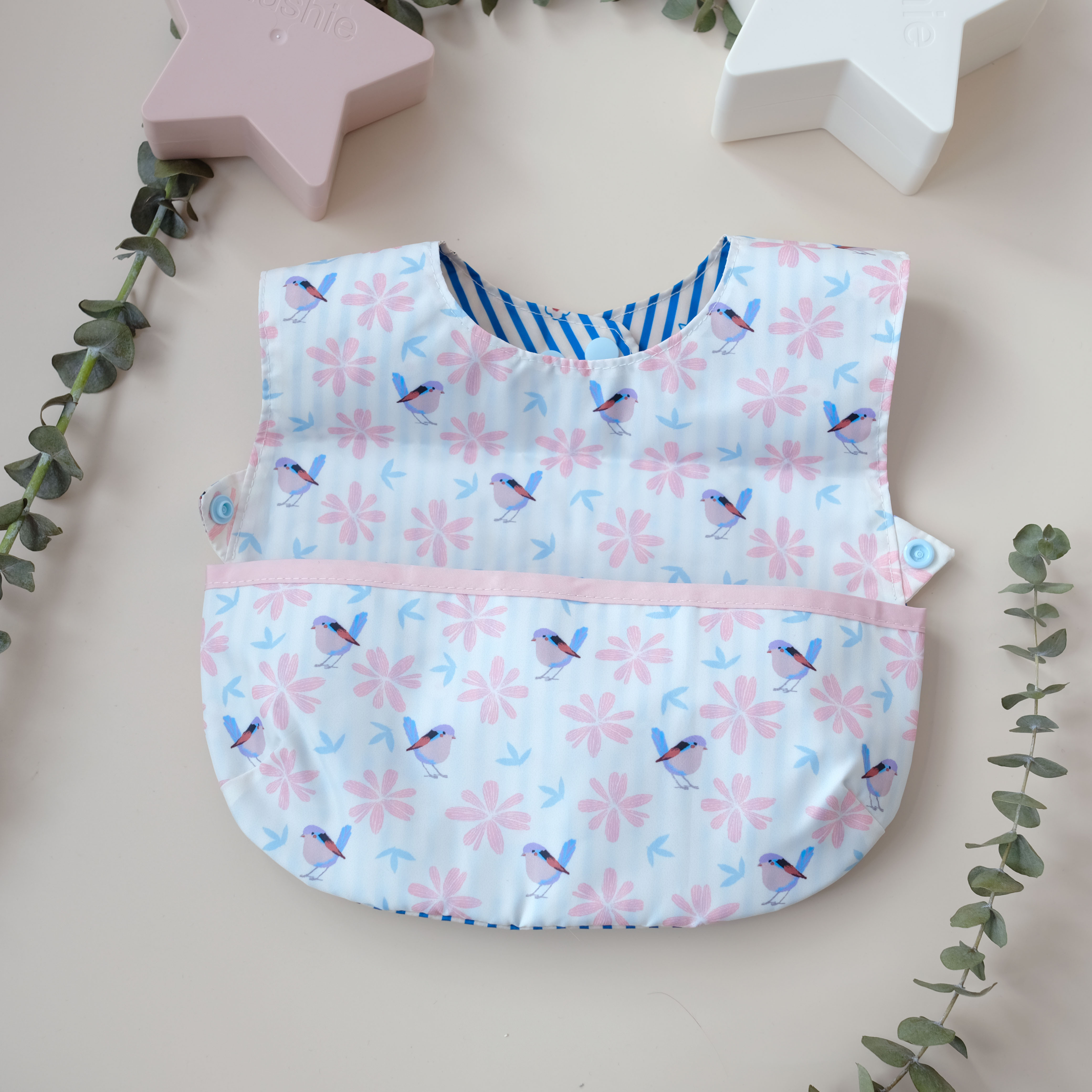 雙面防潑水食飯口水肩-白底小鳥/藍色間條