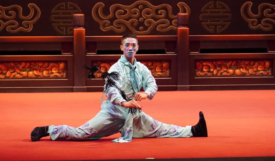 京劇演員需要非常紮實的基本功，「四功五法」指的是演員的基本訓練，結合演技、音樂、舞蹈與特技的綜合表演藝術