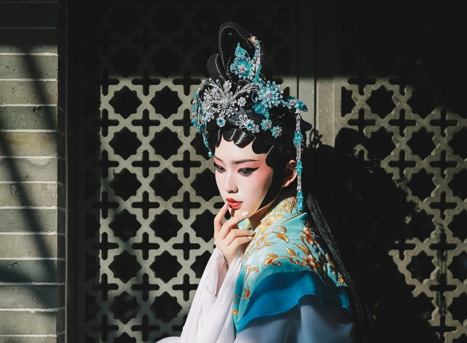 京劇的女性角色通稱為旦，按照年齡性格又可細分為正旦(大家閨秀)、 花旦(天真活潑或放蕩婦女)、武旦(使武藝的女子)、老旦(老年婦女)。