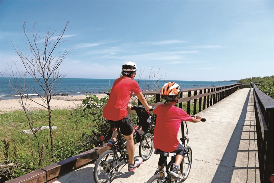 雙灣自行車為十分適合全家出遊的腳踏車步道，騎車還能順道玩水，海邊風光明媚，結合不同的樂趣。