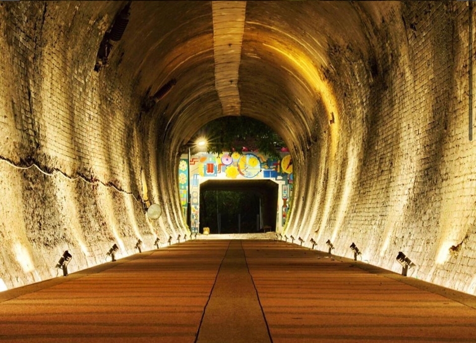 台鐵五堵貨場舊隧道為一條有百年歷史的腳踏車步道，保留古早味建築風格的磚造圓拱形狀隧道原貌。