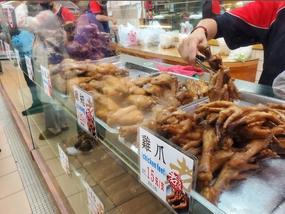 老天祿滷味以冷滷味風靡超過數十年，鴨翅、鴨舌與鴨胗都是必買的西門町小吃。