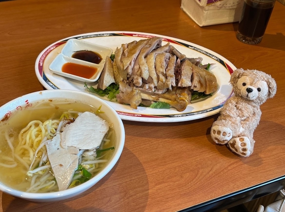 鴨肉扁為在地經營 70 年的西門町小吃，使用台灣飼養的土鵝，肉質紮實鮮美，盛盤後會再淋上鵝油。
