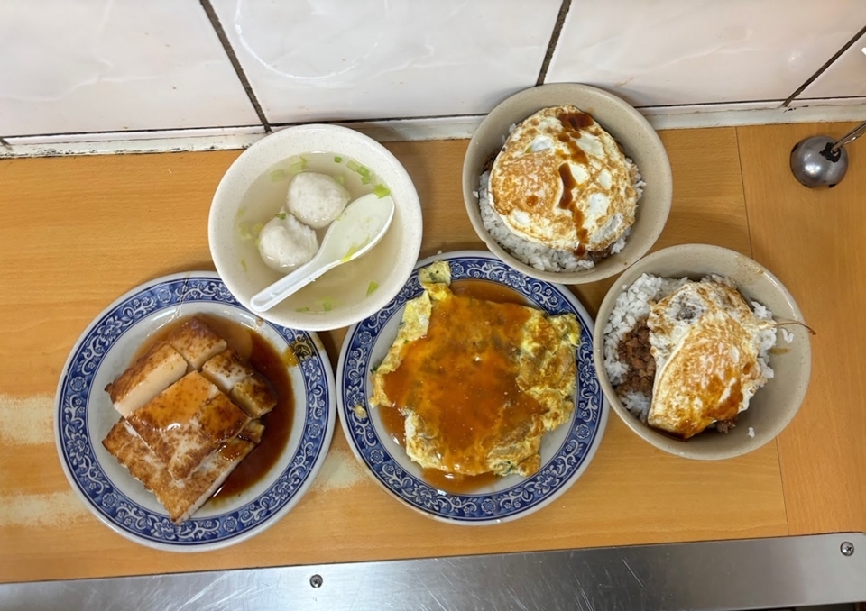 天天利美食坊有著近 6,000 則的網路評價，是一家主打各式台灣小吃的西門町小吃老店。