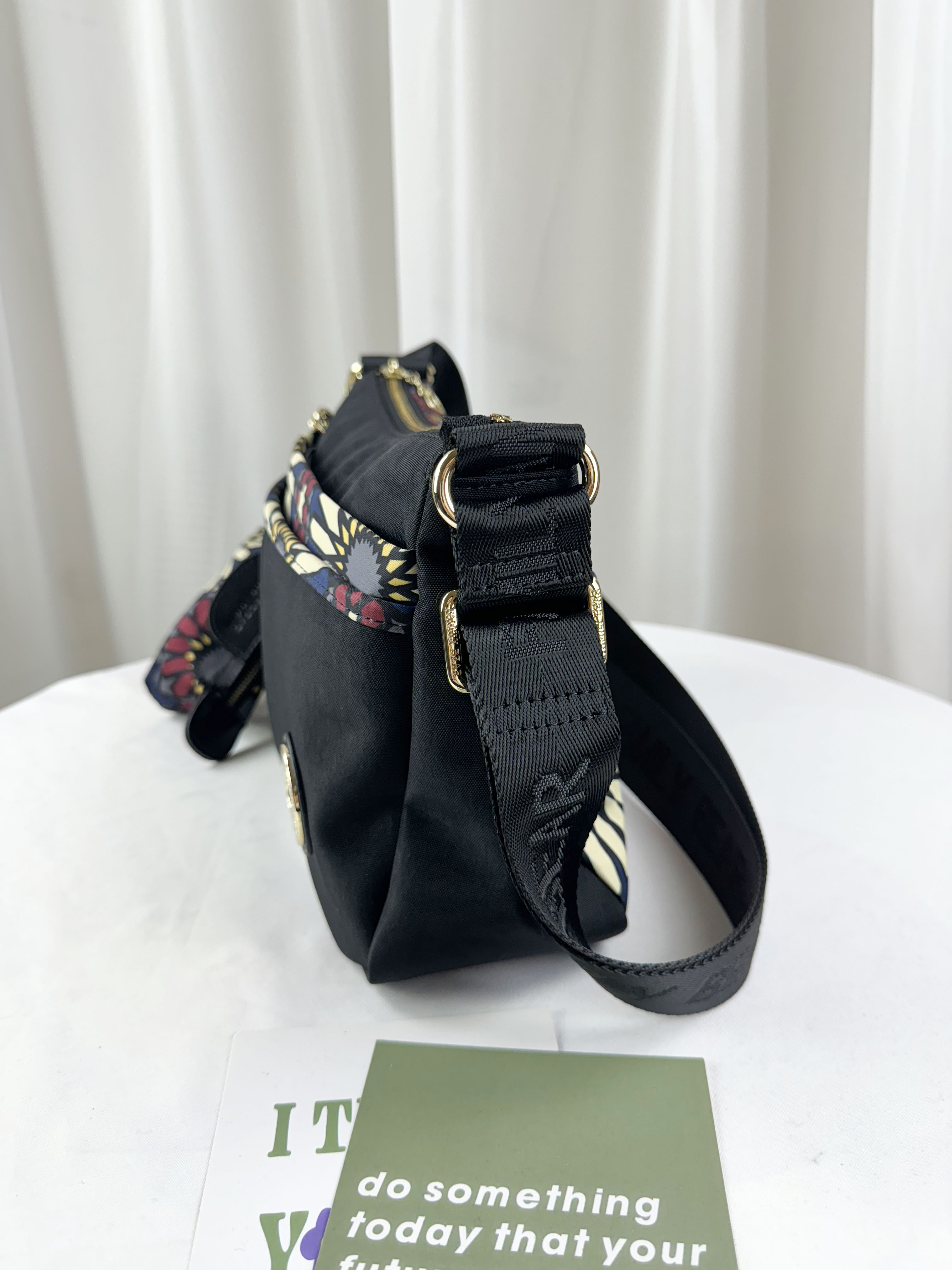 FamilyBear 黑紫花拼色防潑水側背包 附零錢包  #2746