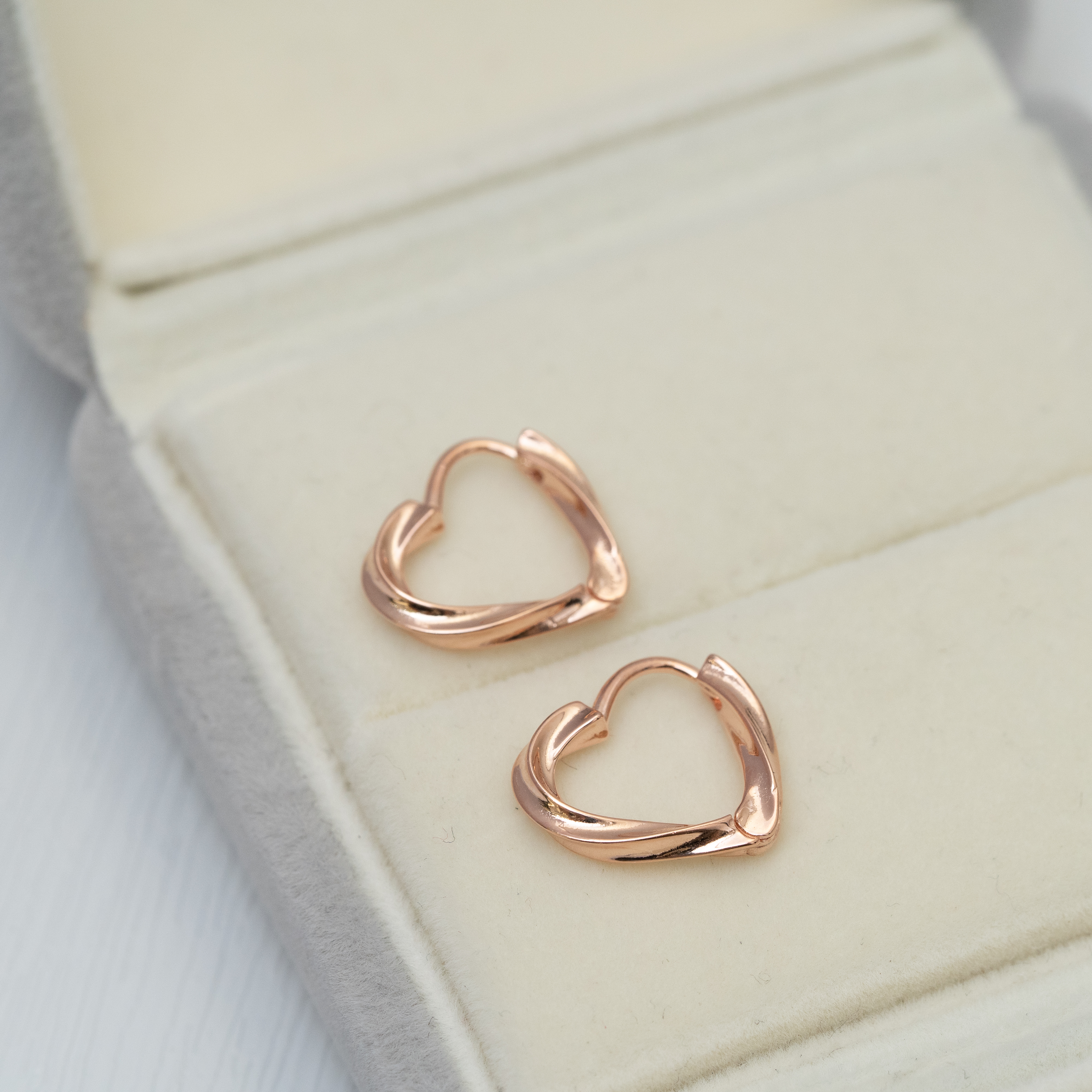 扭紋愛心圈耳環