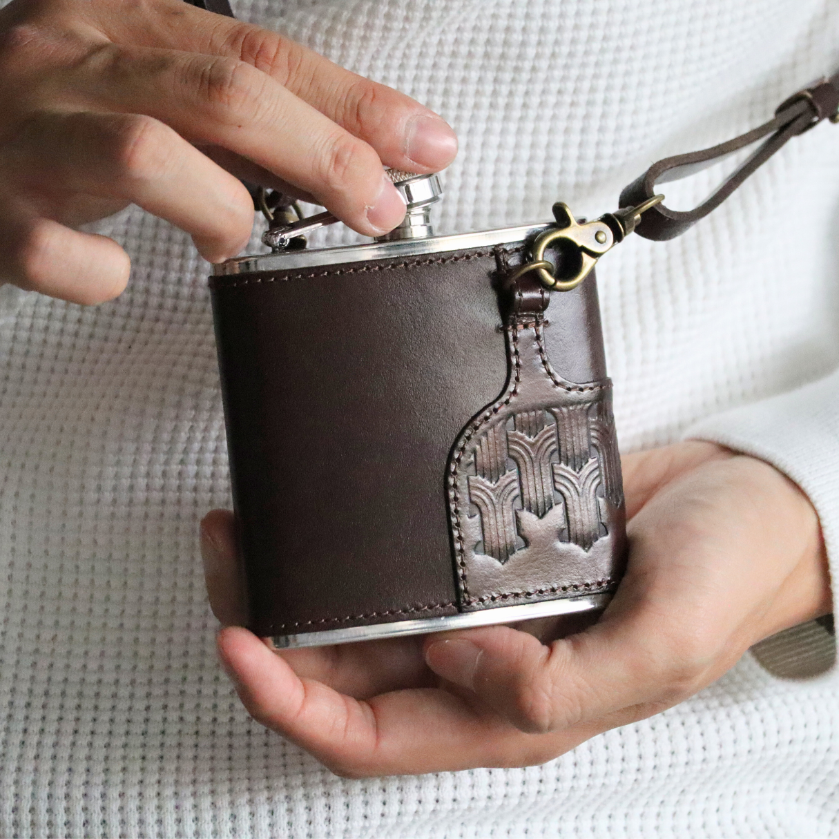 【客製雷雕】6OZ 真皮不鏽鋼烈酒酒壺（附背帶）－Islay 艾士雷