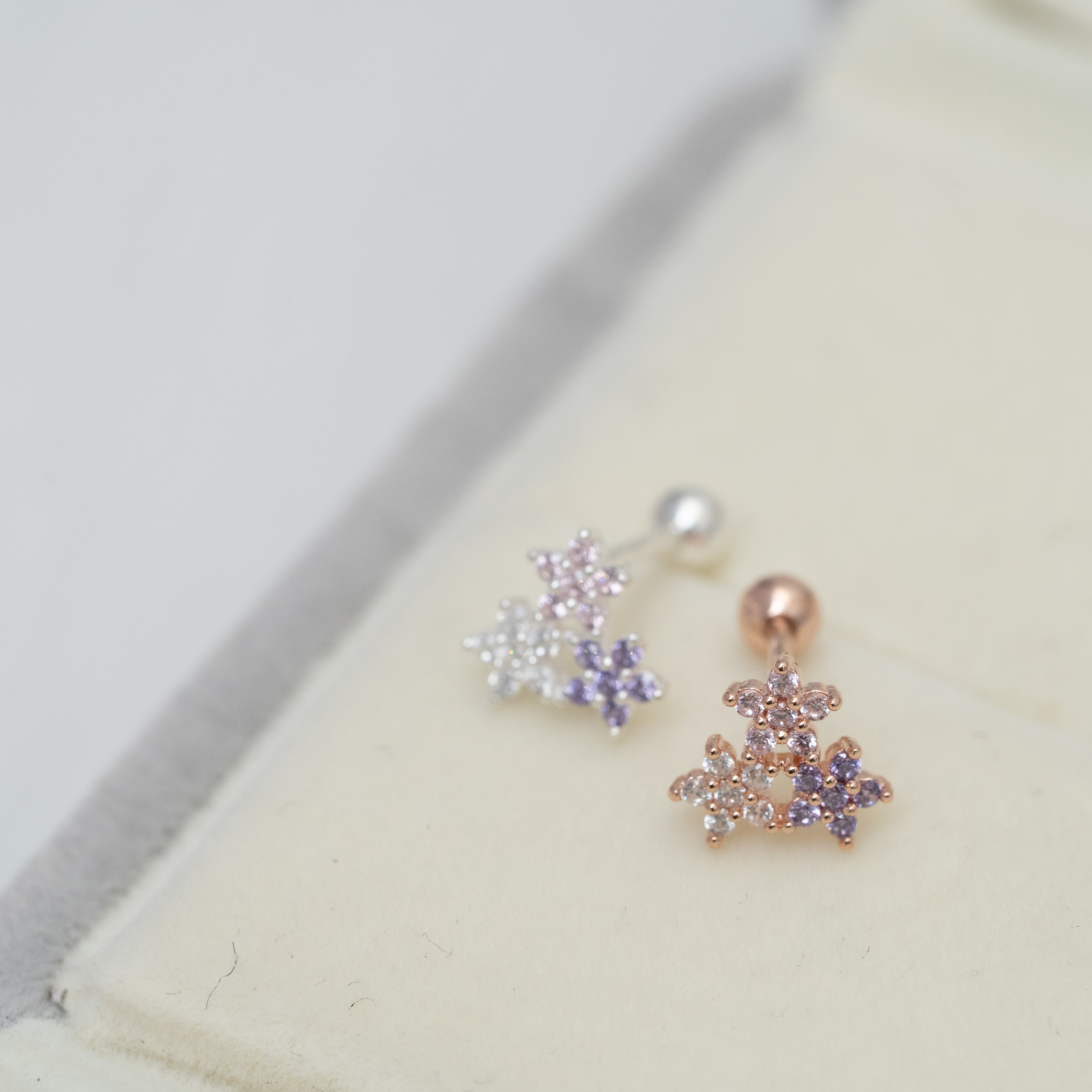 三小花閃石鎖珠耳環