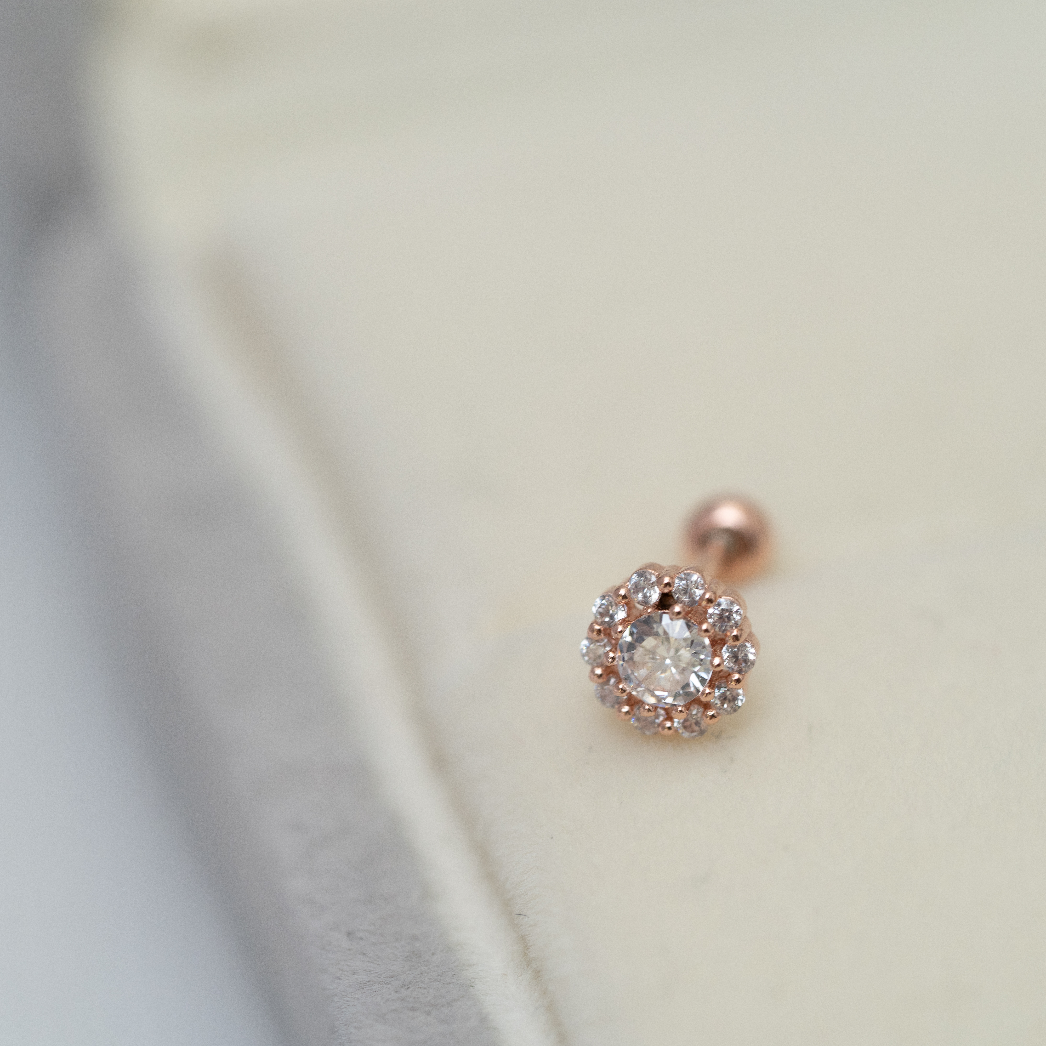 圍邊碎石拼圓石鎖珠耳環