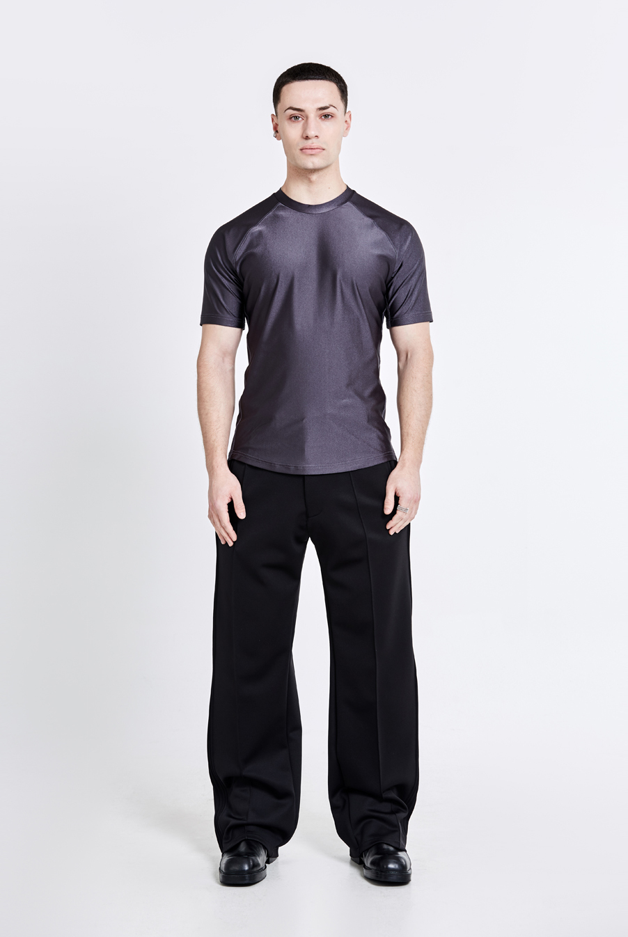 背面三角金屬 Logo 標誌上衣 - 炭