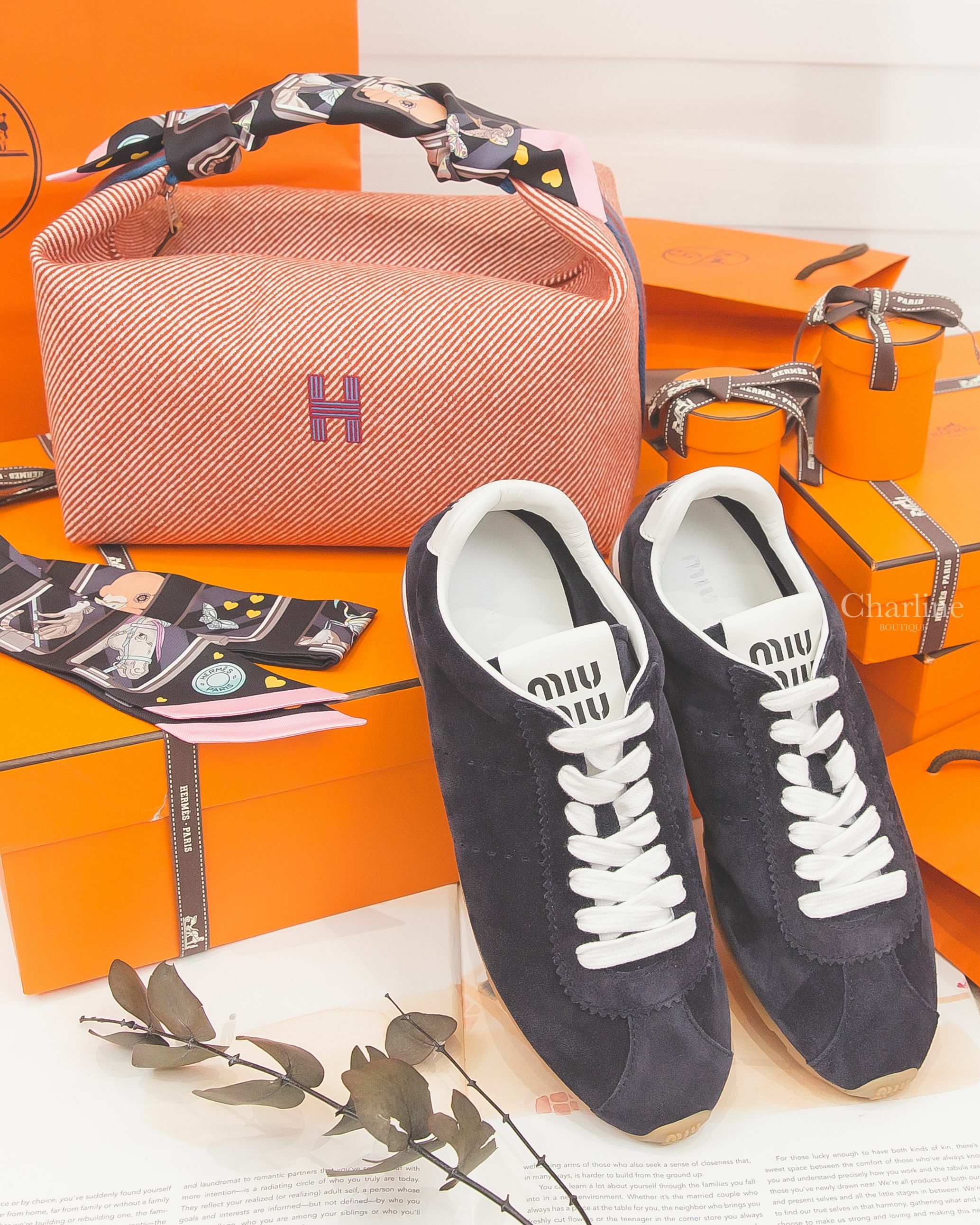 Miu Miu Sneakers 海軍藍麂皮棕白色皮革飾邊運動鞋,Hermès Story Twilly 黑色/玫瑰色/灰色,Hermès Bride A Brac 蕃茄紅羊毛斜條紋藍字H紅藍編織條紋提把-Charline Boutique 精品代購
