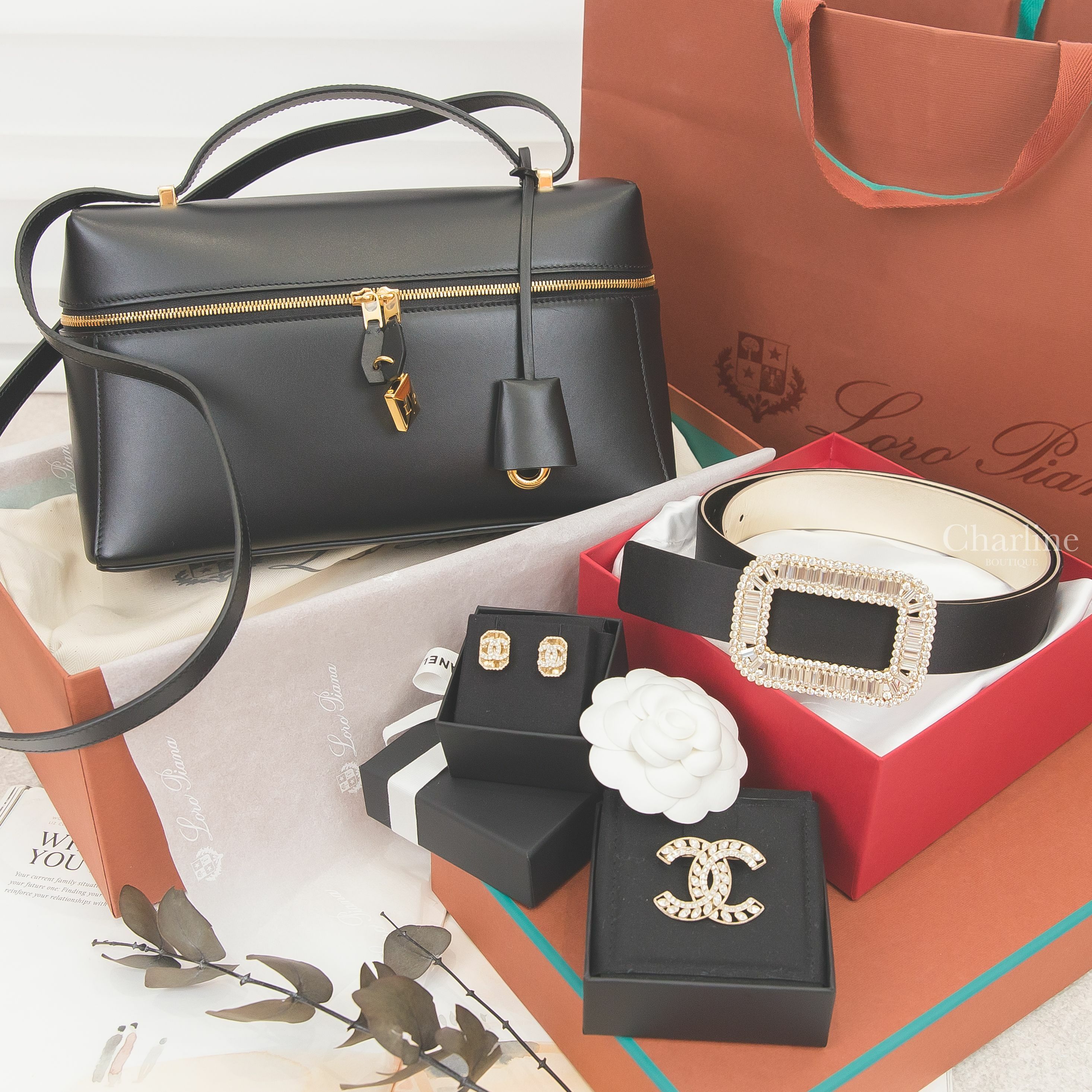 Chanel Brooch 金色星星黑色皮穿鍊CC胸針,Chanel Earrings 金色水鑽CC長方形耳環,Roger Vivier 黑色絲綢水晶方釦3cm皮帶,Loro Piana 黑色牛皮肩背包-Charline Boutique 精品代購