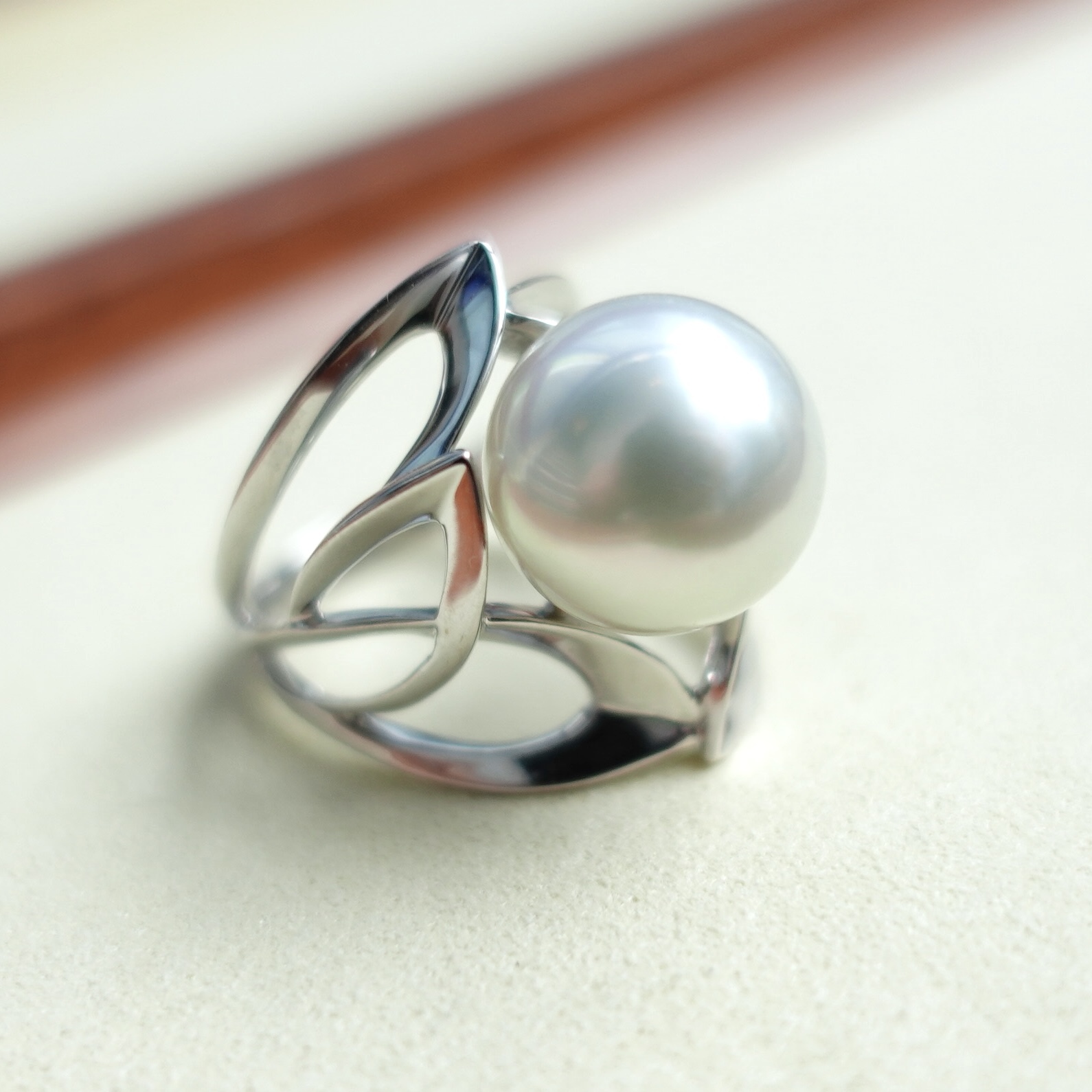 18K金鑲嵌澳白珍珠戒指 -木葉