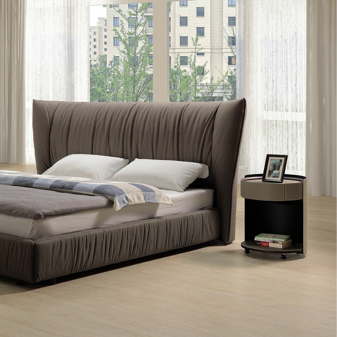 米勒︱馬鞍皮床頭櫃