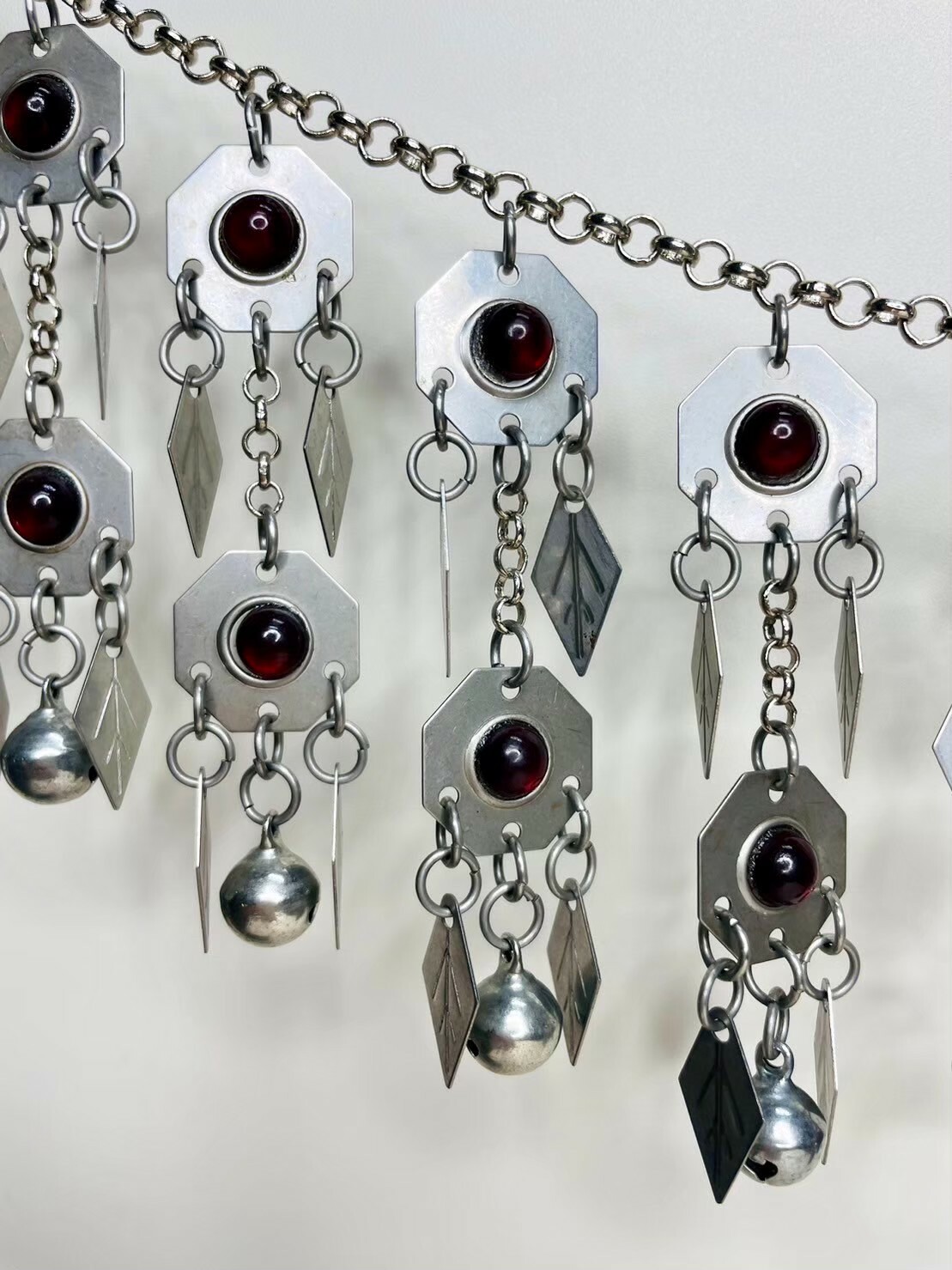 R14-八角紅瑪瑙菱形葉片雙層銀鈴鐺鏈條130cm