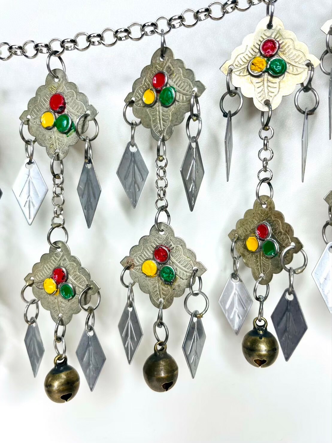 R13-紅黃綠紋路菱形葉片雙層鈴鐺鏈條124cm