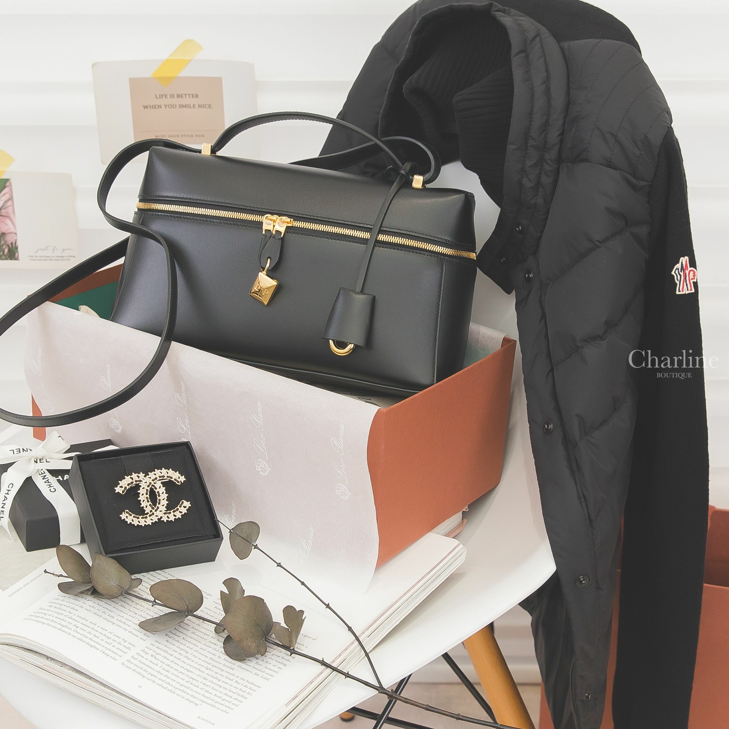 Chanel Brooch 金色水鑽星星黑色皮穿鍊滾邊CC胸針,Loro Piana Extra Bag 黑色小牛皮金色鎖頭手提肩背包-Charline Boutique 精品代購