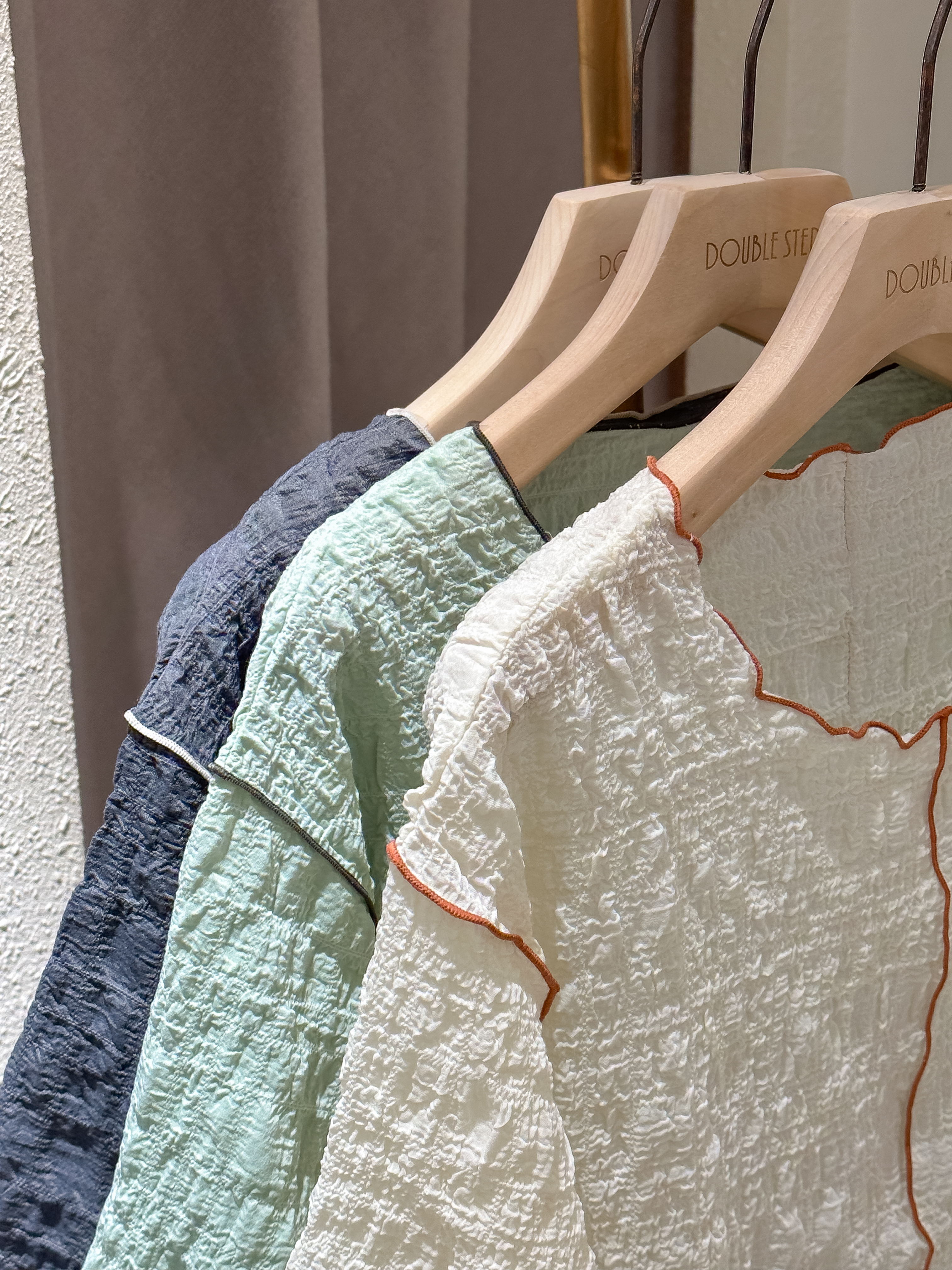 9810 | 皺皺質地撞色明線上衣