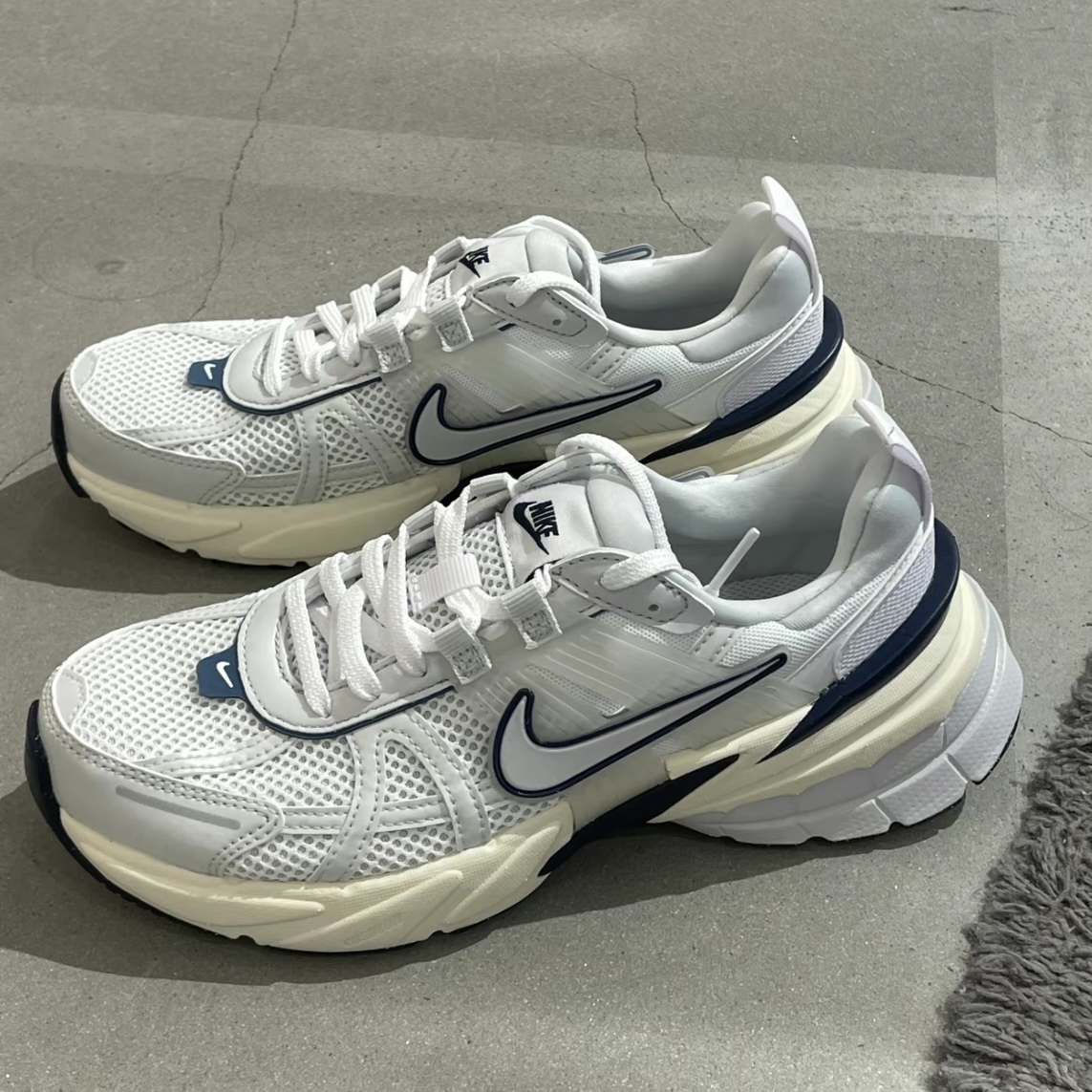 欠品カラー再入荷！ 美品 NIKE FD0736-102 v2k run V2K 25.0cm- 23.5cm