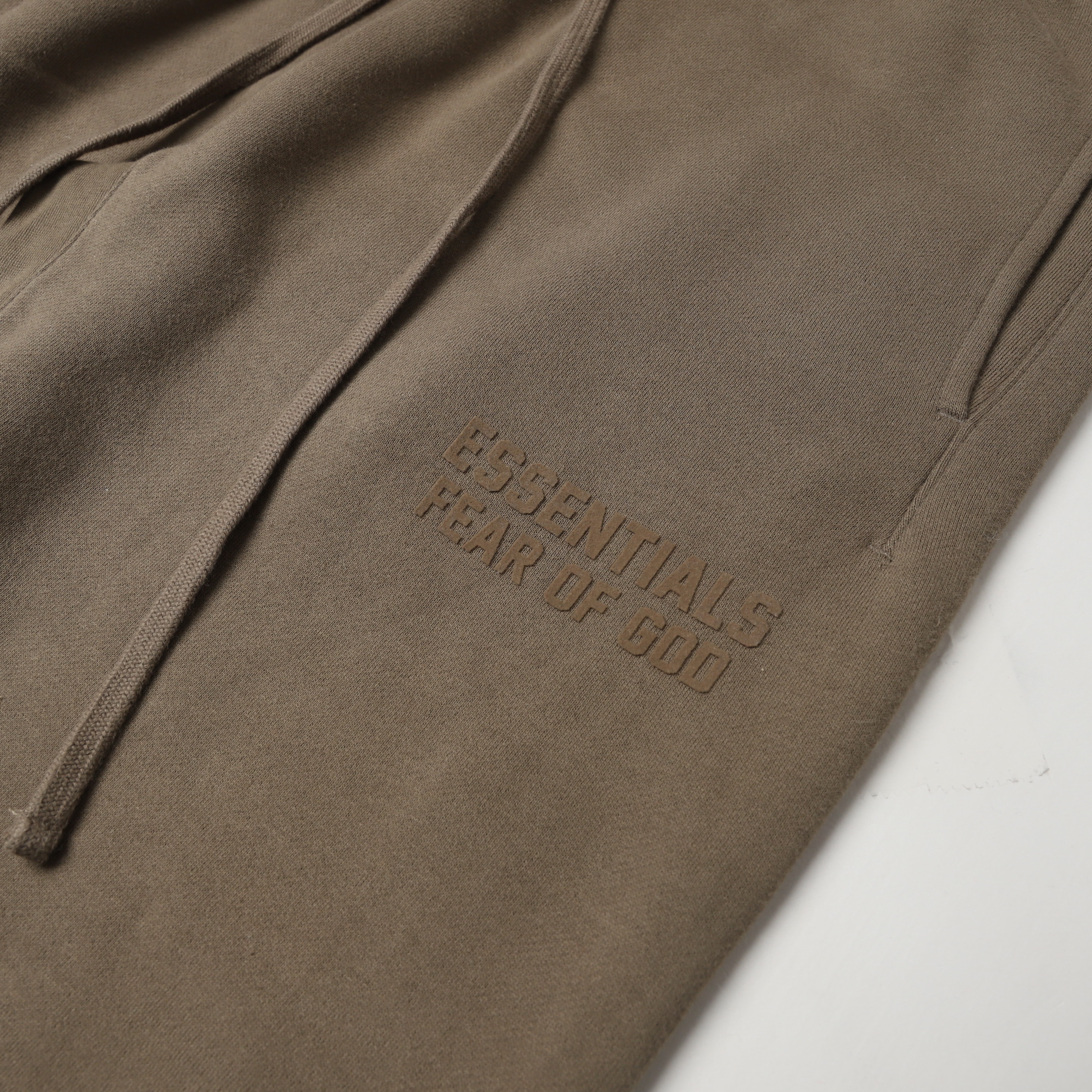 【二手M號】FOG Fear Of God ESSENTIALS SWEATPANTS 木頭色 抽繩 內刷毛 棉褲【130SU222024F】