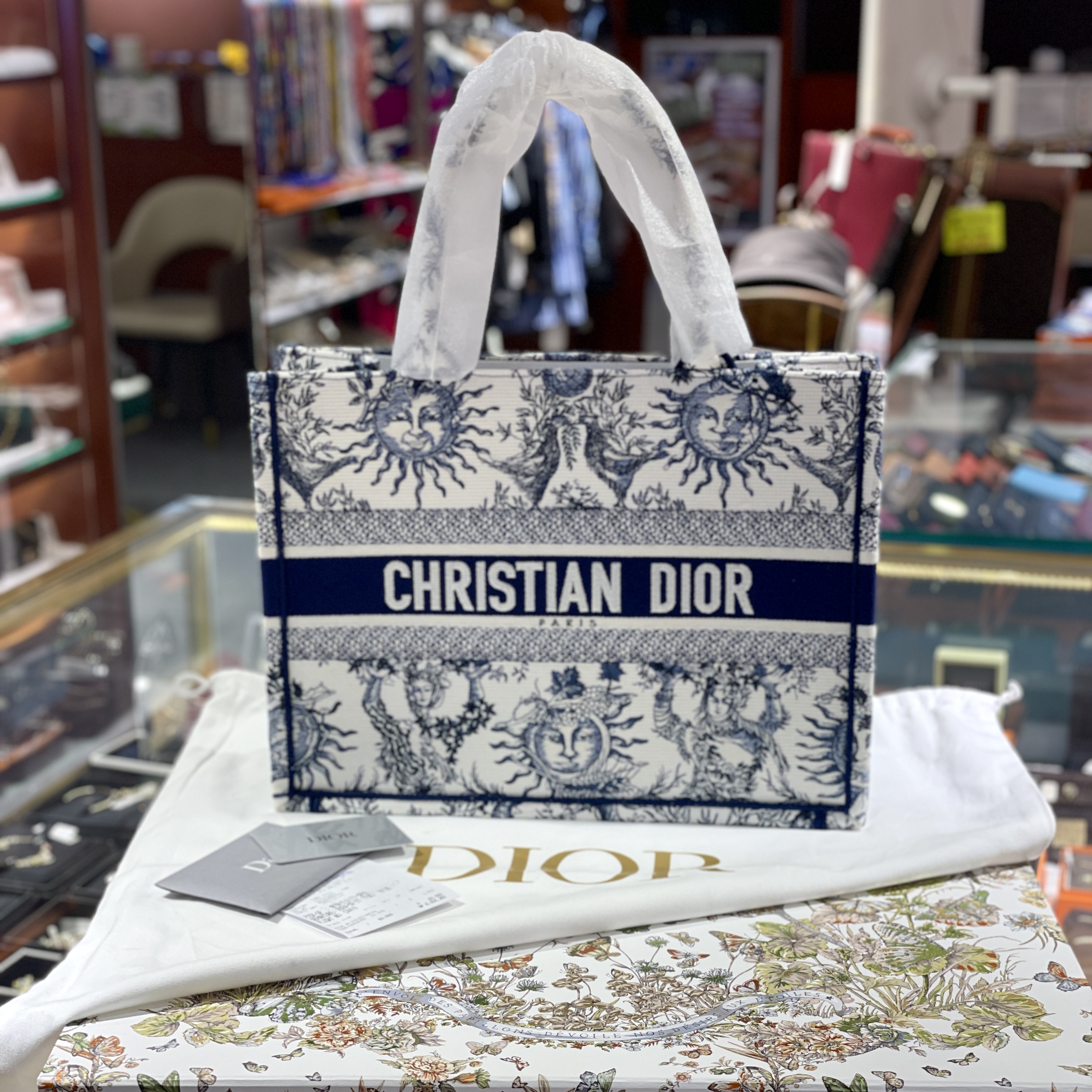 全新DIOR BOOK TOTE 中碼 M1296ZECQ_M928 白色/海軍藍 Toile de Jouy Soleil 刺繡 #BRAND NEW #香榭站正品