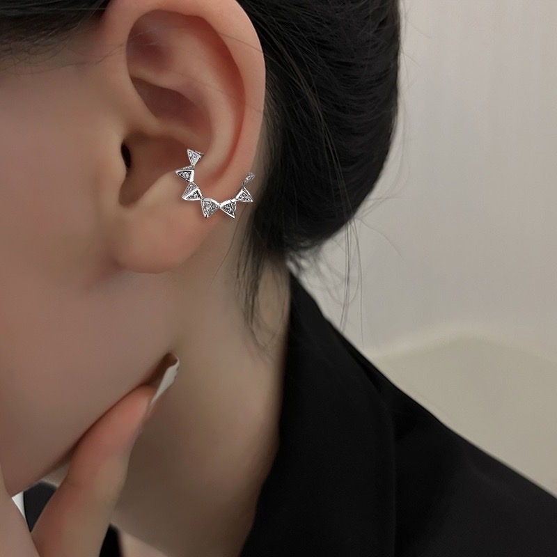 水鑽三角铆釘耳骨夾