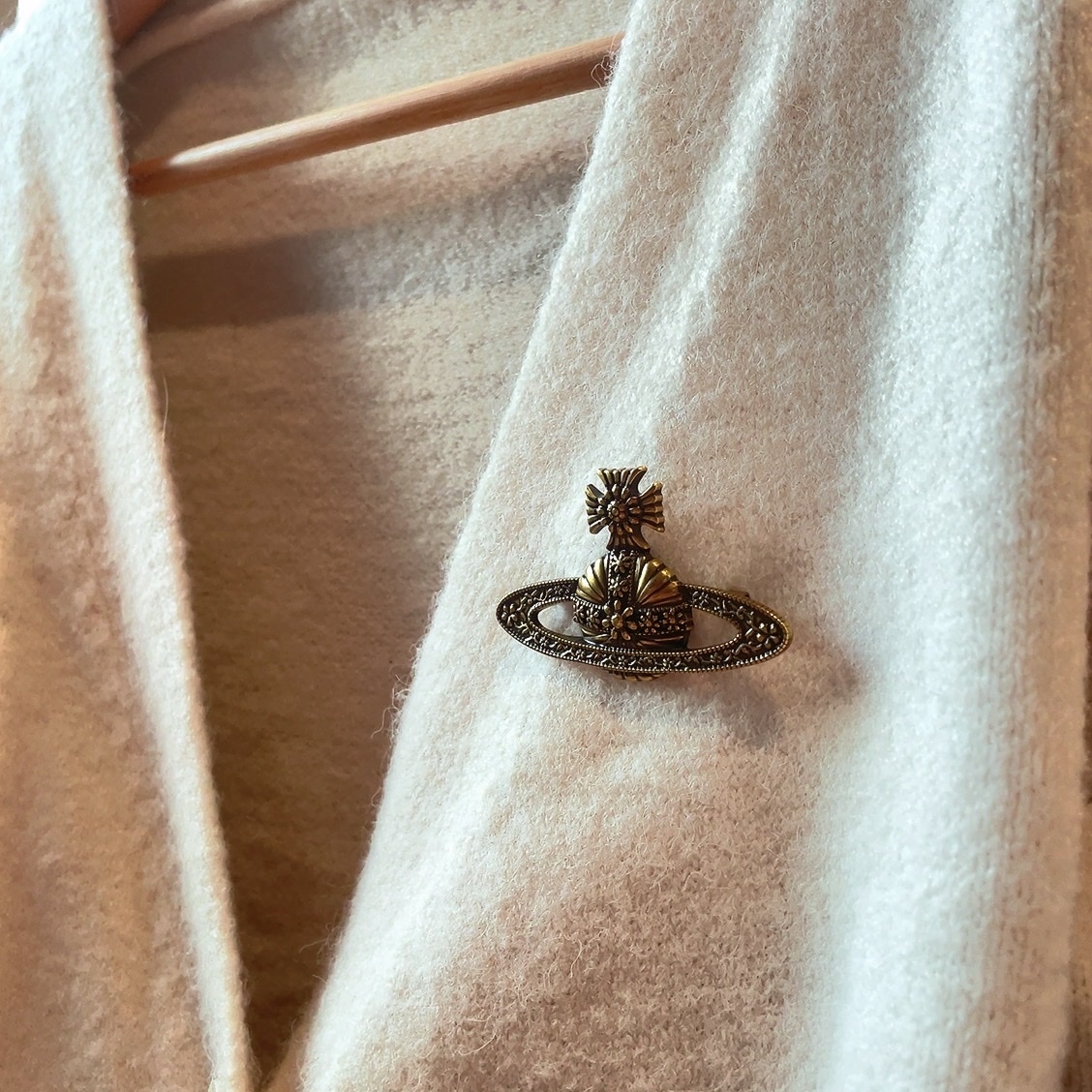 經典土星 古銅/銀色花紋定製胸針