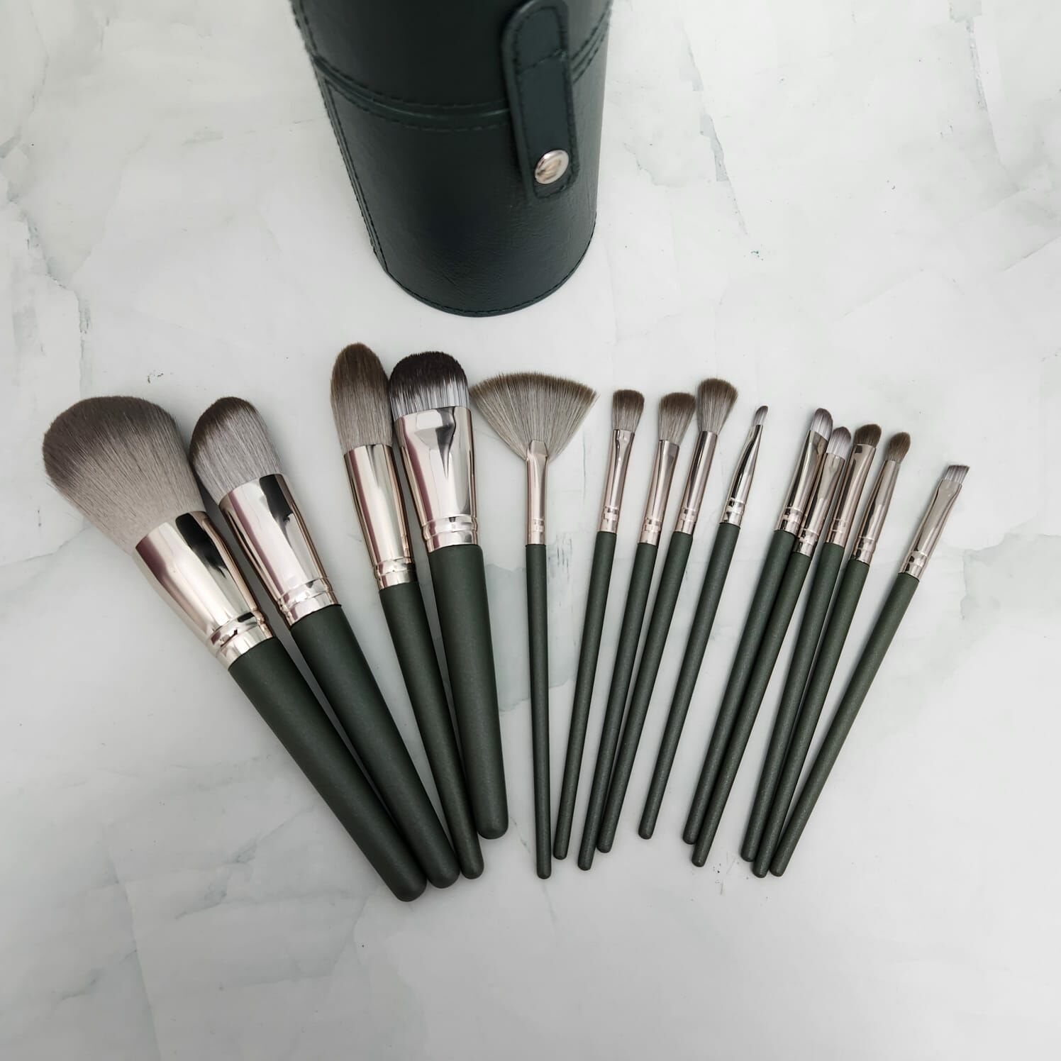 YOTOKUMI Japan にひらめきを——ヨトクミの輝き12枝化妝掃套裝(筒裝)R258