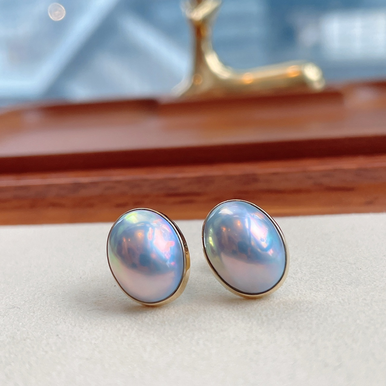 18K金日本稀有極光炫藍馬貝珠耳釘 - 橢圓形