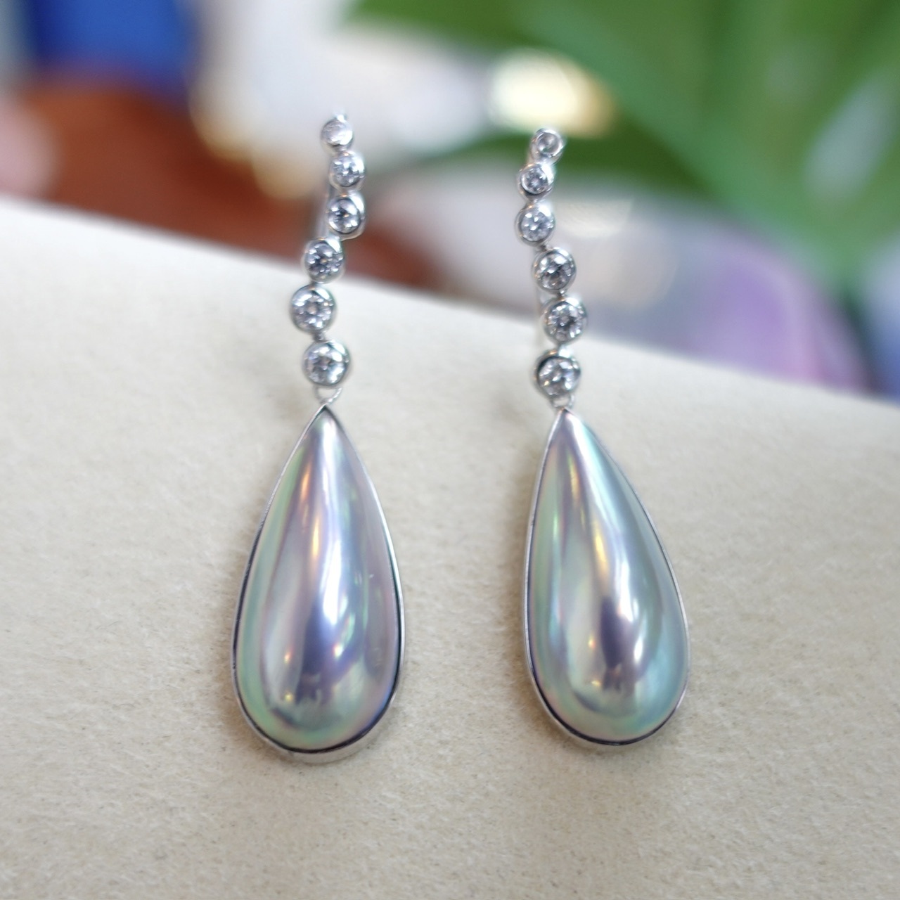 18K金日本稀有極光炫藍馬貝珠鑽石耳勾 - 瘦水滴