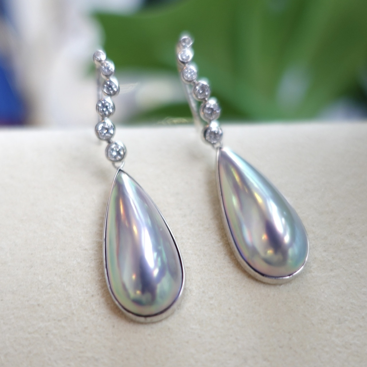 18K金日本稀有極光炫藍馬貝珠鑽石耳勾 - 瘦水滴