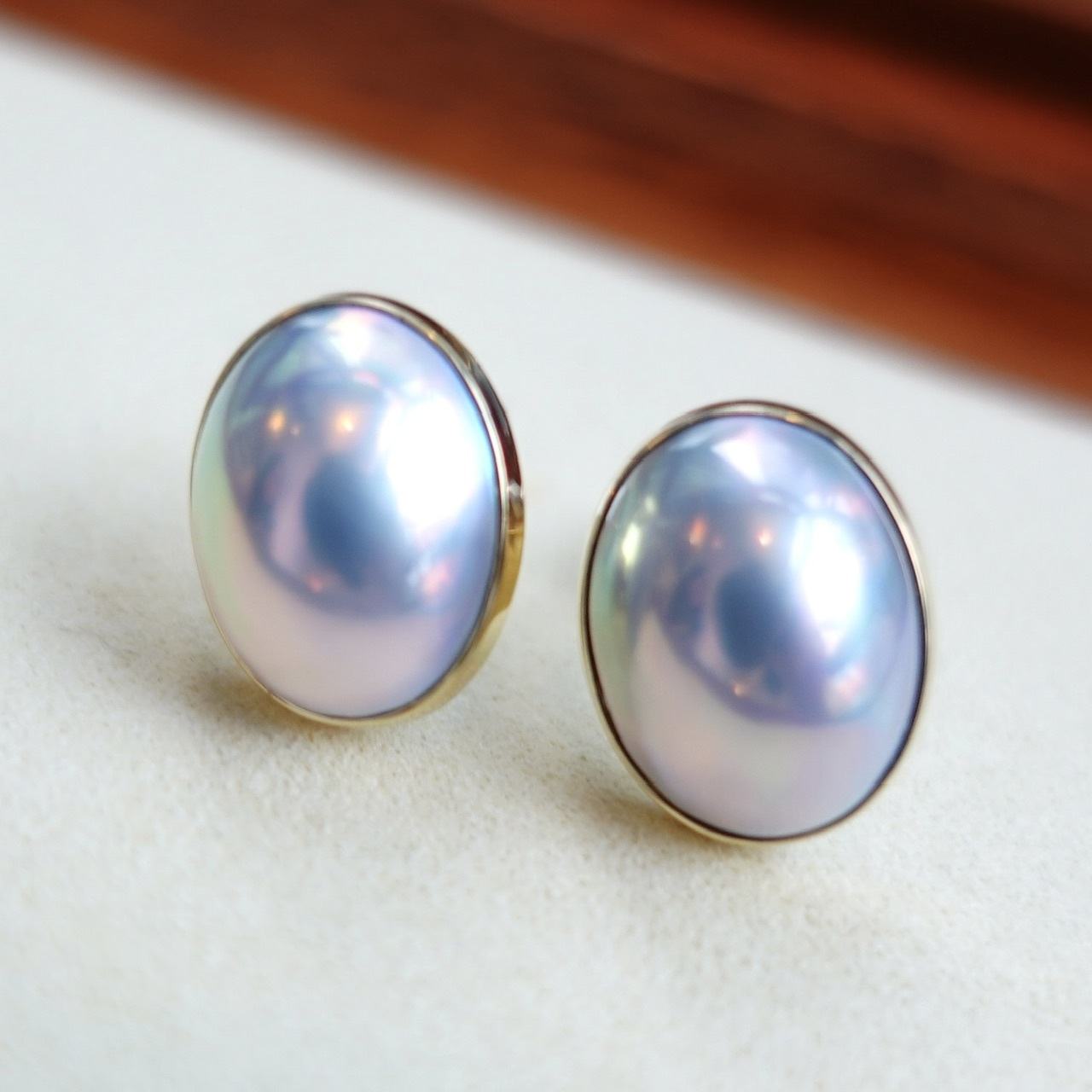 18K金日本稀有極光炫藍馬貝珠耳釘 - 橢圓形
