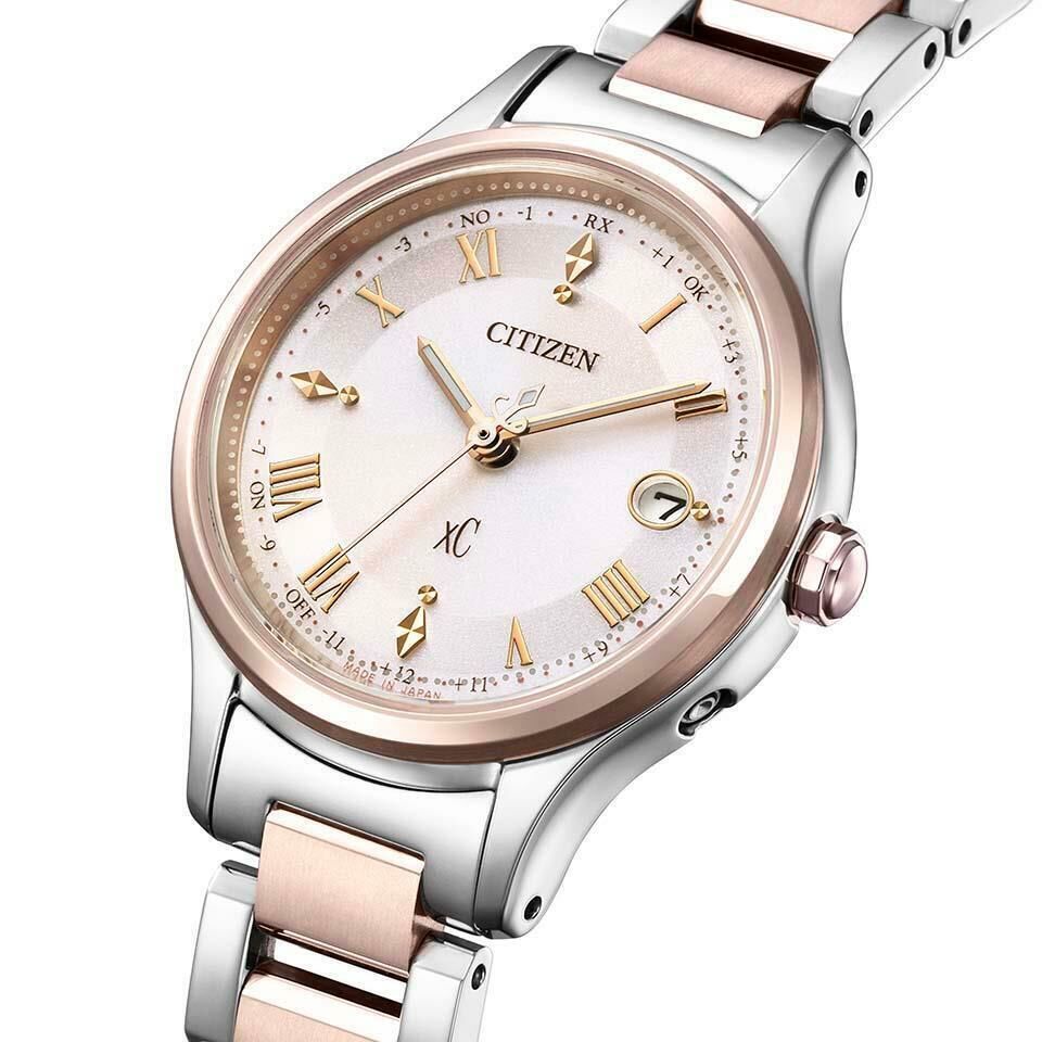 萬年鐘錶 - Citizen 星辰錶  XC   玫瑰金鈦金屬光動能電波女錶  ES9496-64W   錶徑27MM