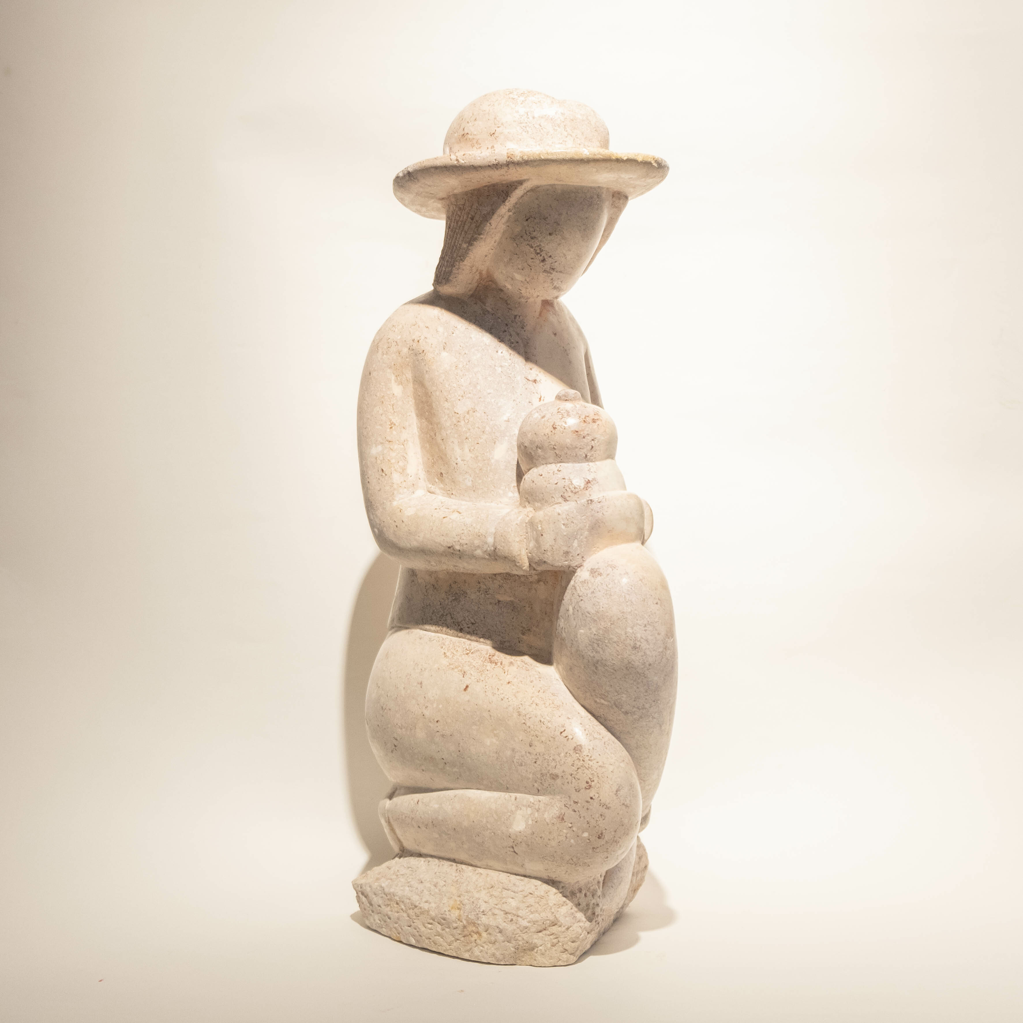 石雕｜擺件 - 捧著葫蘆的女子｜尼加拉瓜