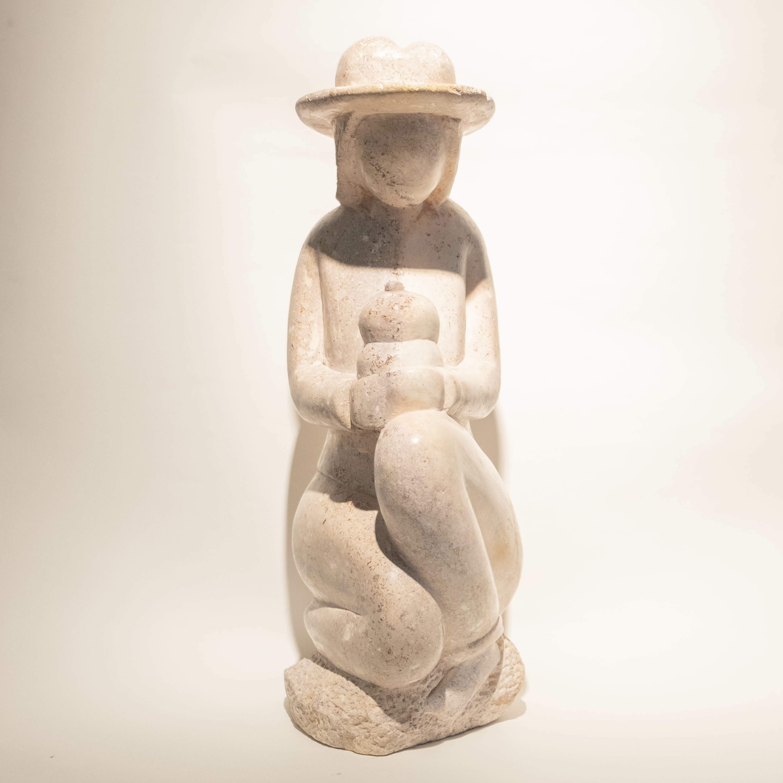 石雕｜擺件 - 捧著葫蘆的女子｜尼加拉瓜