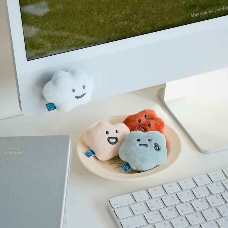 辦公桌或書桌上  自從多了MINI版的喜怒哀樂  整個桌面就好像變成他們的遊樂園!  每天上班或讀書時都能被療癒爆擊!
