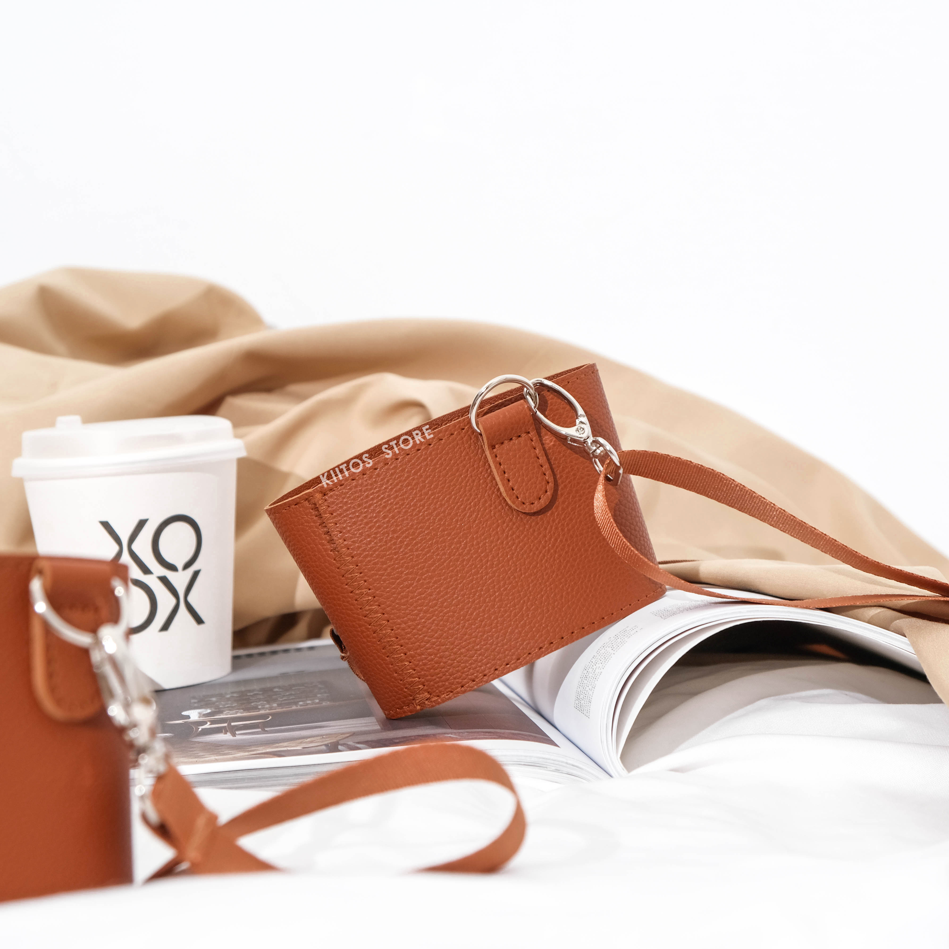 質感皮革 棕色 杯套 附掛繩背帶